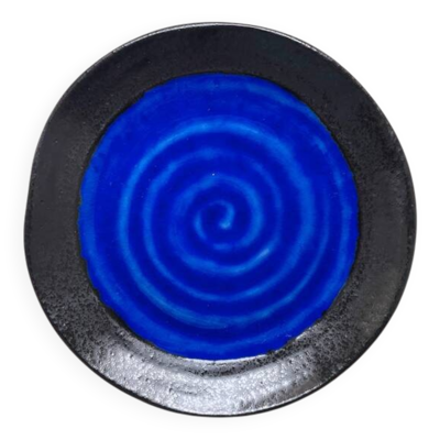 Assiette en céramique noire et bleue