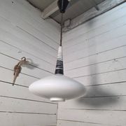 Suspension scandinave en opaline des années 60