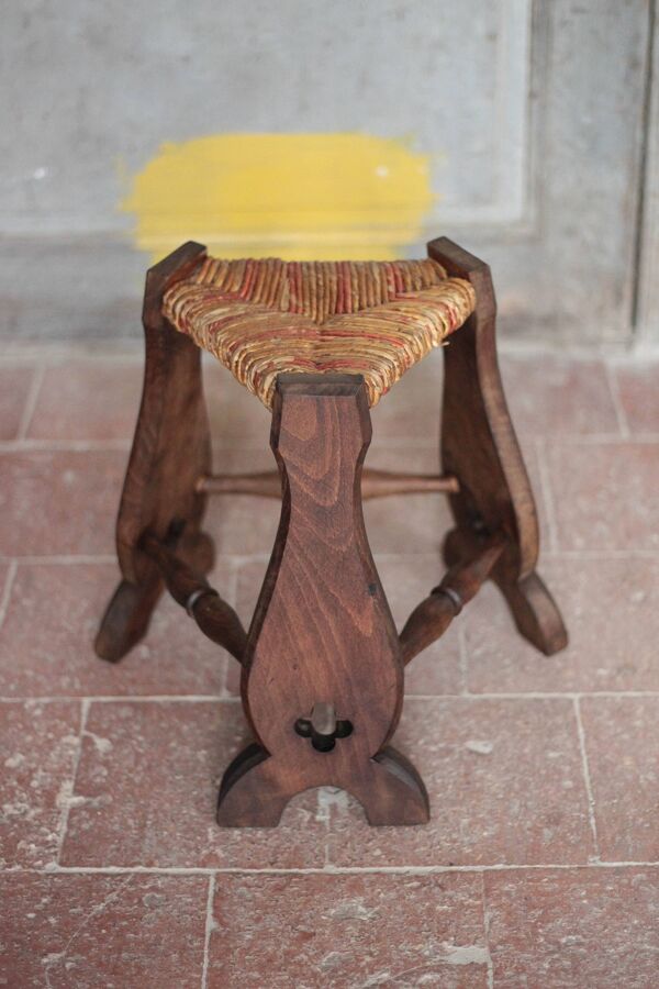 Tabouret bois et jonc tripode, tabouret vintage, tabouret de style gothique