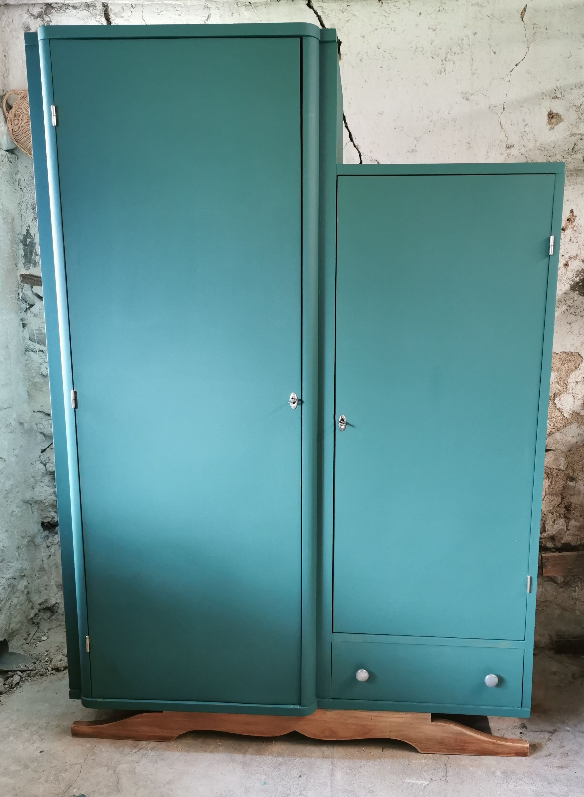 Asymmetrical cabinet