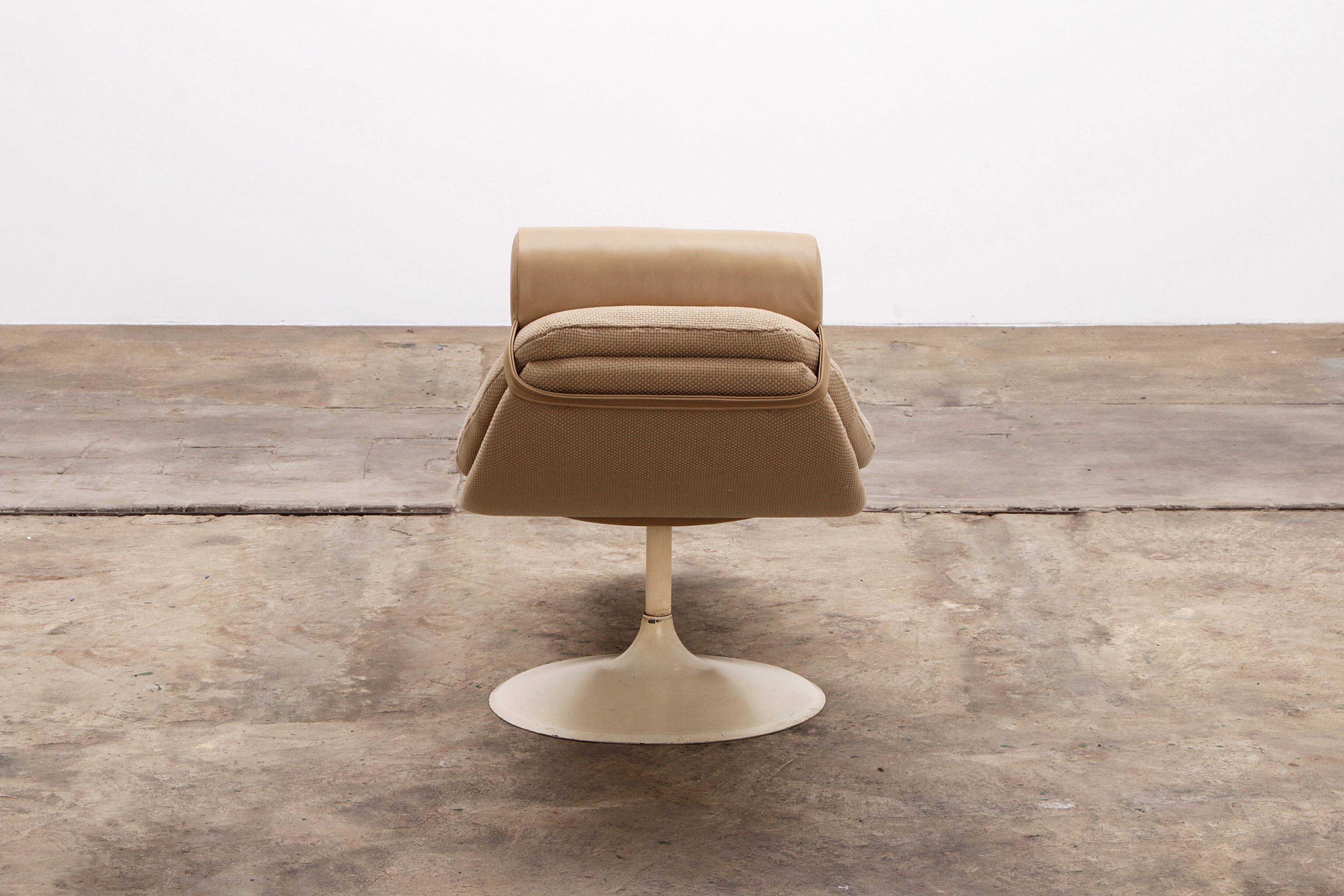 Vintage Lounge armchair reupholstered from the 1960s in the style of Knoll.