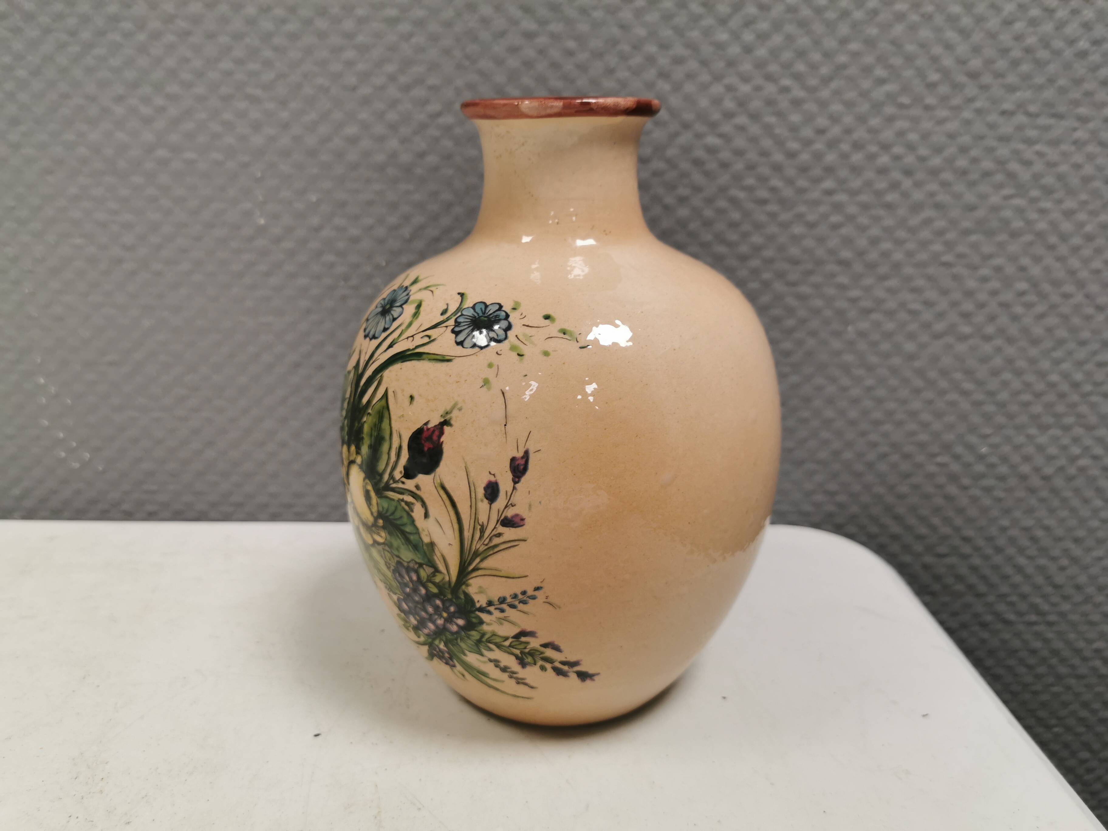 Italian vase from the 70s, in a delicate pink color with floral decoration.
