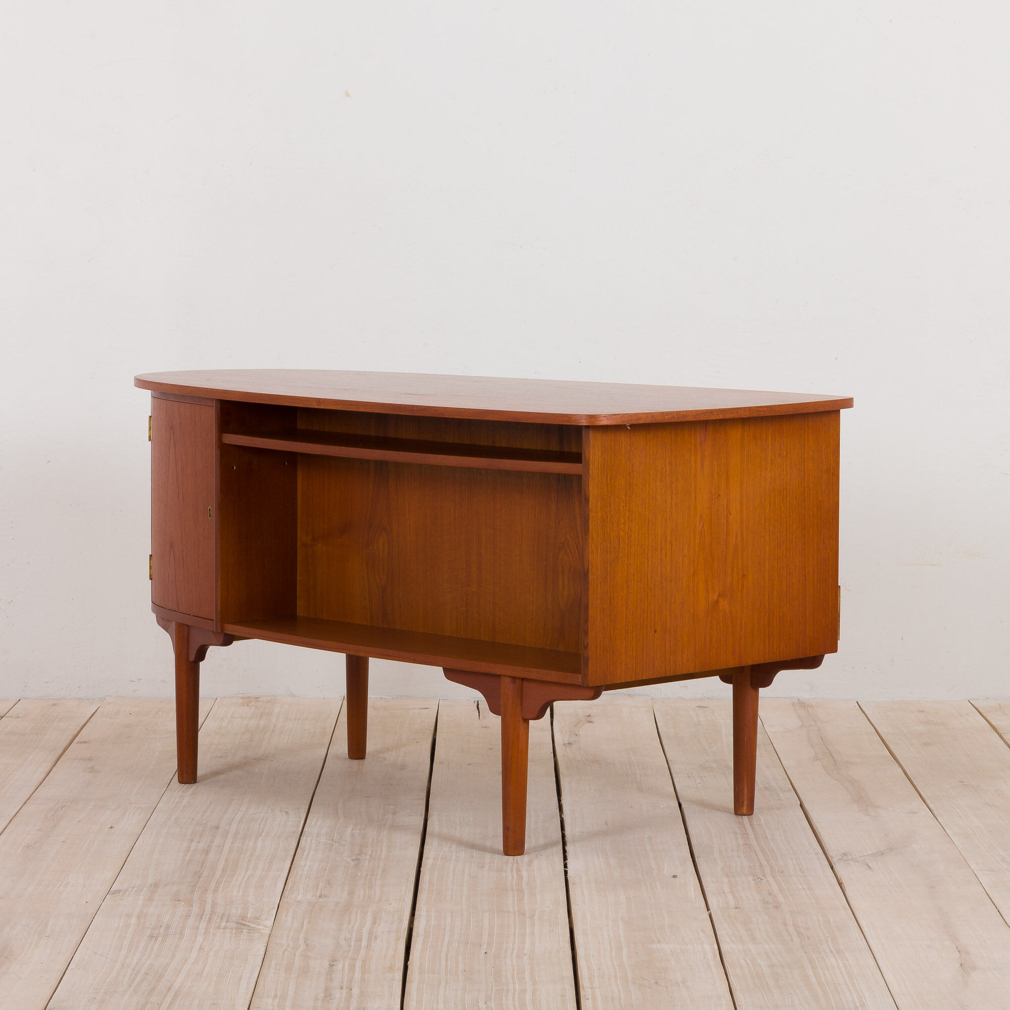 Mid Century free standing bullet shape executive teak desk by H.P. Hansen, Denmark, 1960s