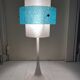 lampe vintage à pied tulipe en aluminium laqué blanc et abat jour en perspex. Marque Aluminor