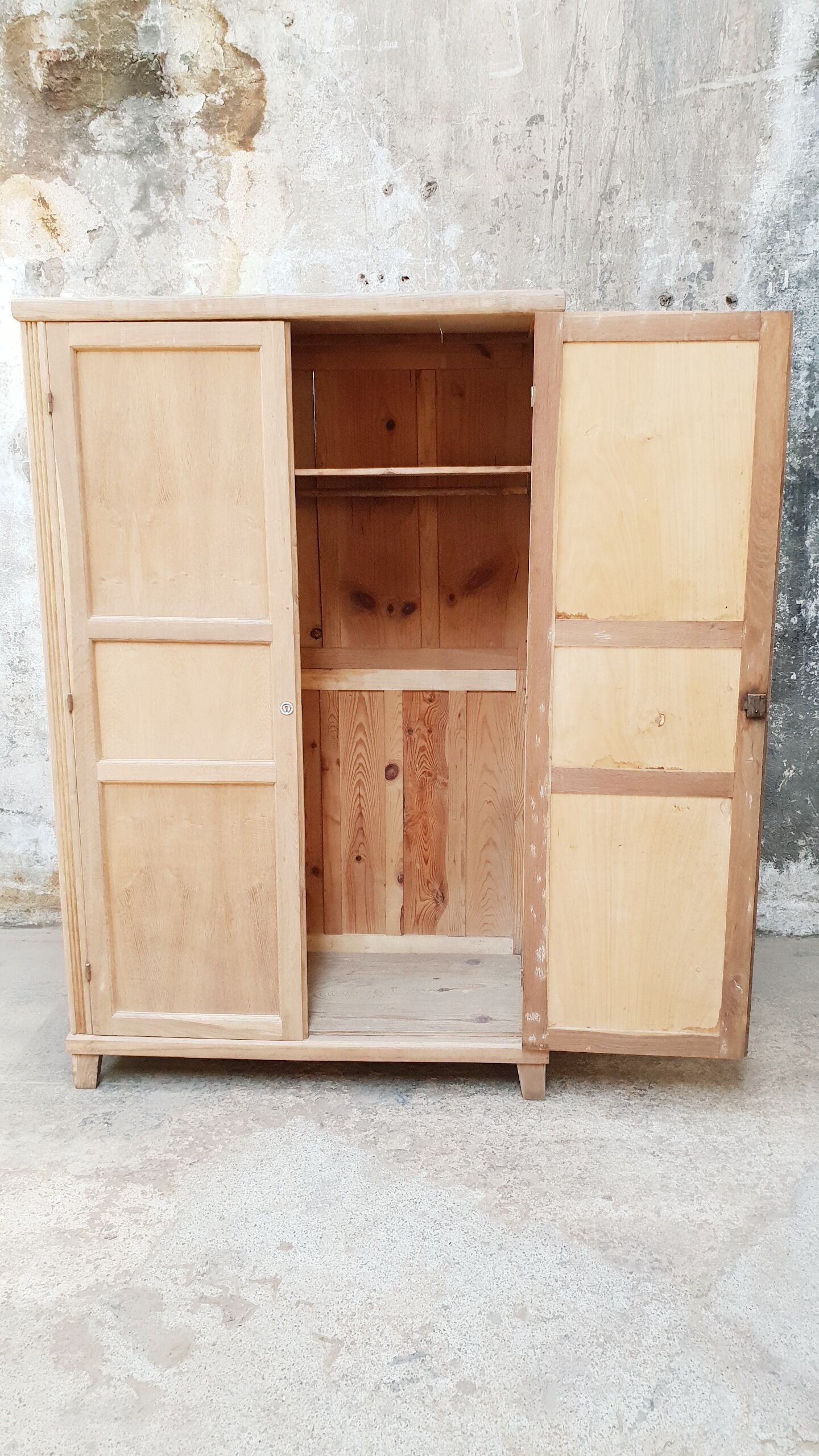 Armoire vintage