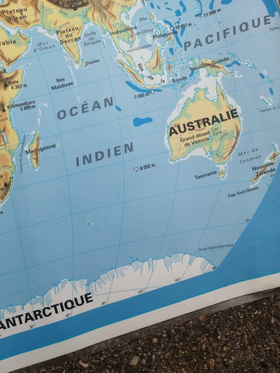 Old school MDI map: The world, political planisphere and relief.