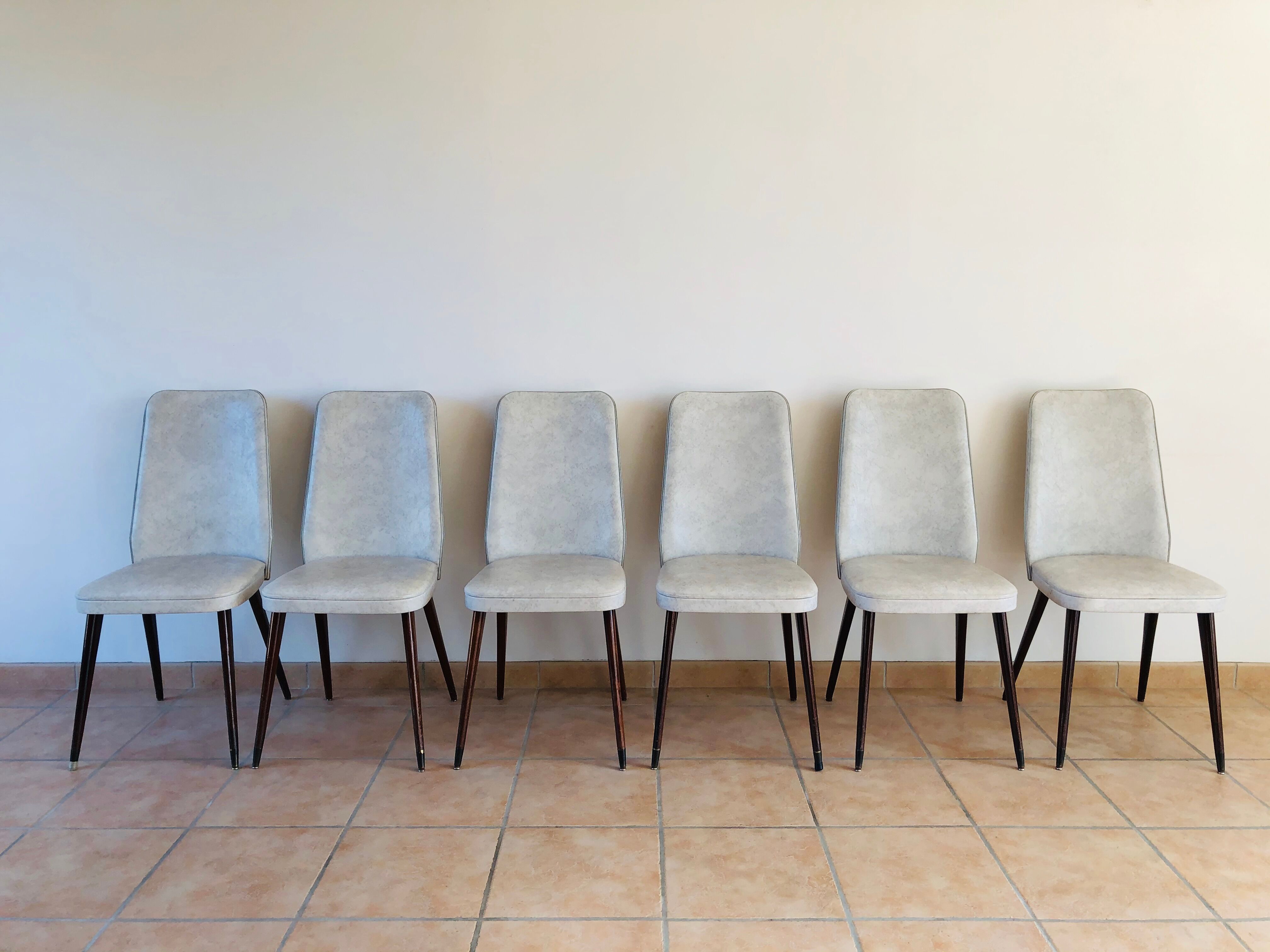 Set de 6 chaises vintage en skaï et noyer