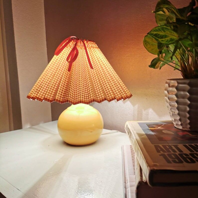Vintage ceramic table lamp with pleated hood in 80s fabric