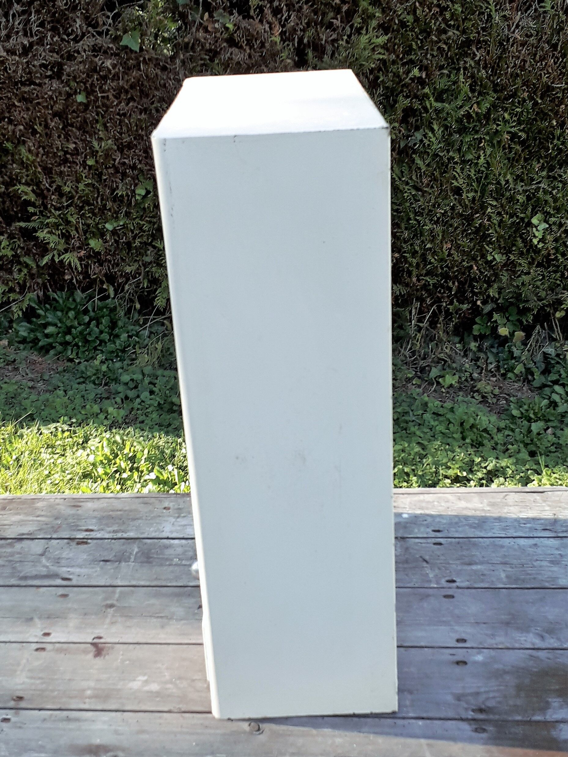 Old bathroom wardrobe in sheet metal of the 50s