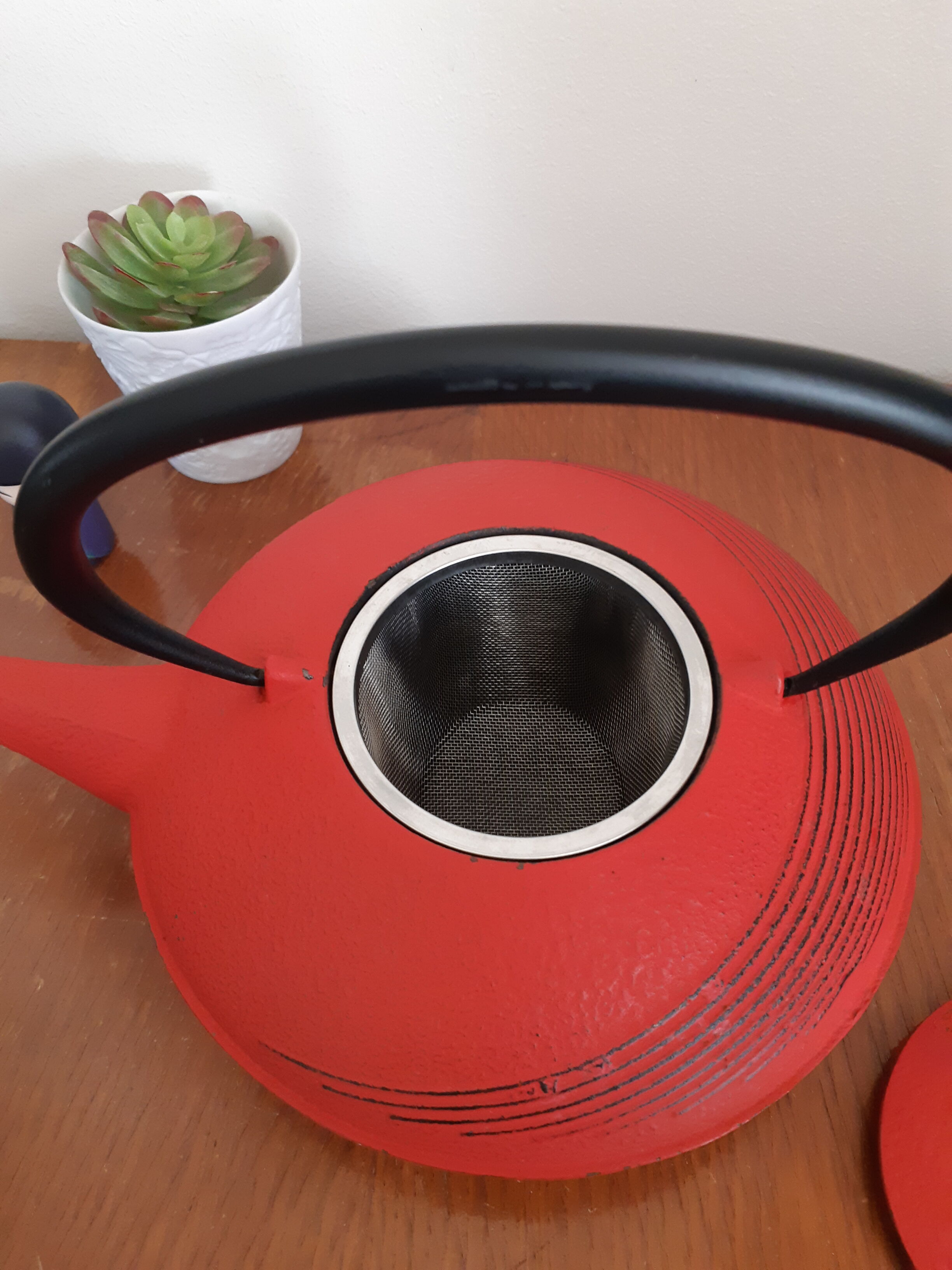 Flat Japanese teapot in red cast iron