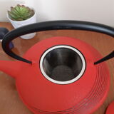 Flat Japanese teapot in red cast iron