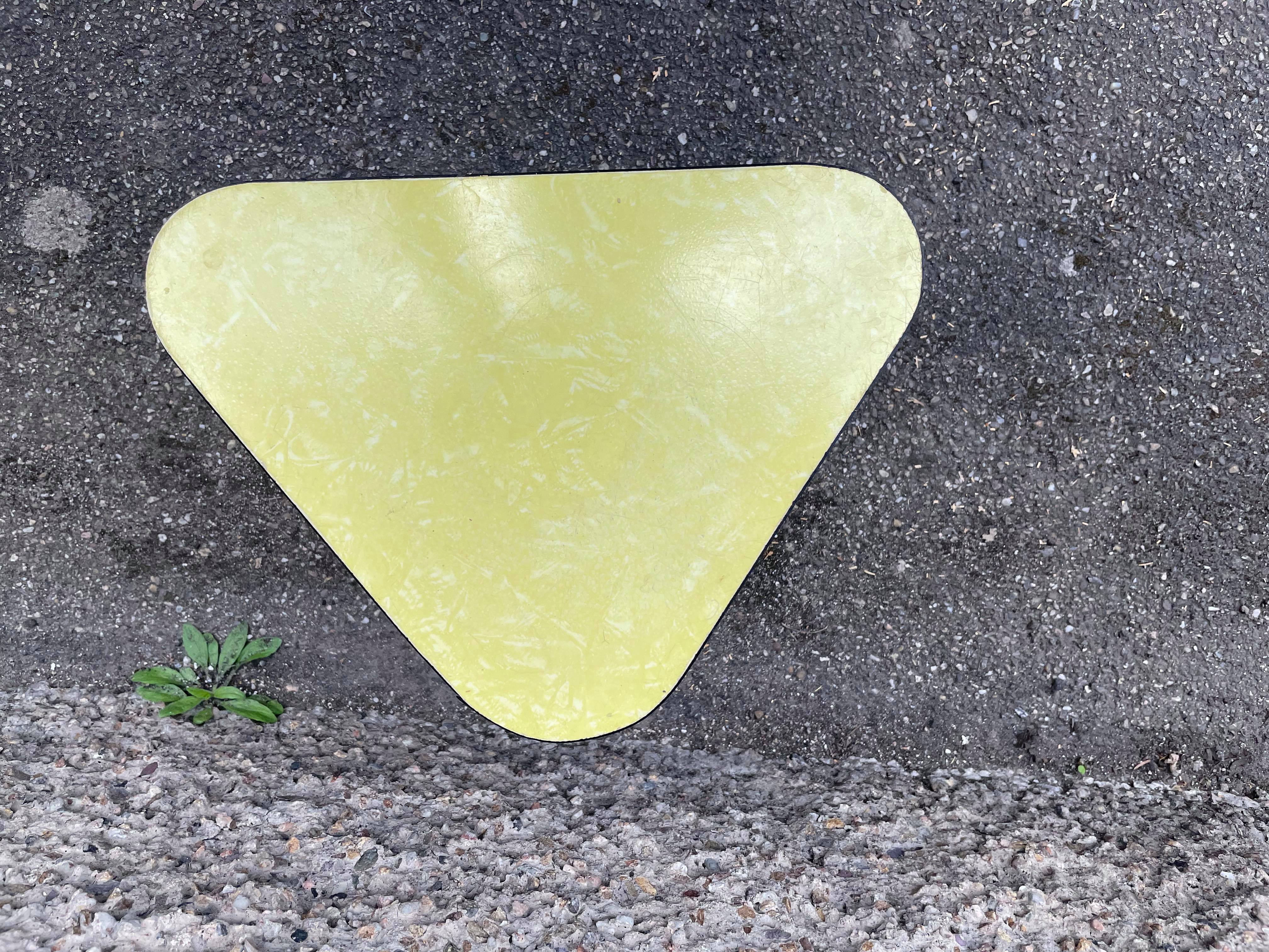 Small triangular paneling small yellow coffee table tripode door midcentury plant 1950 old