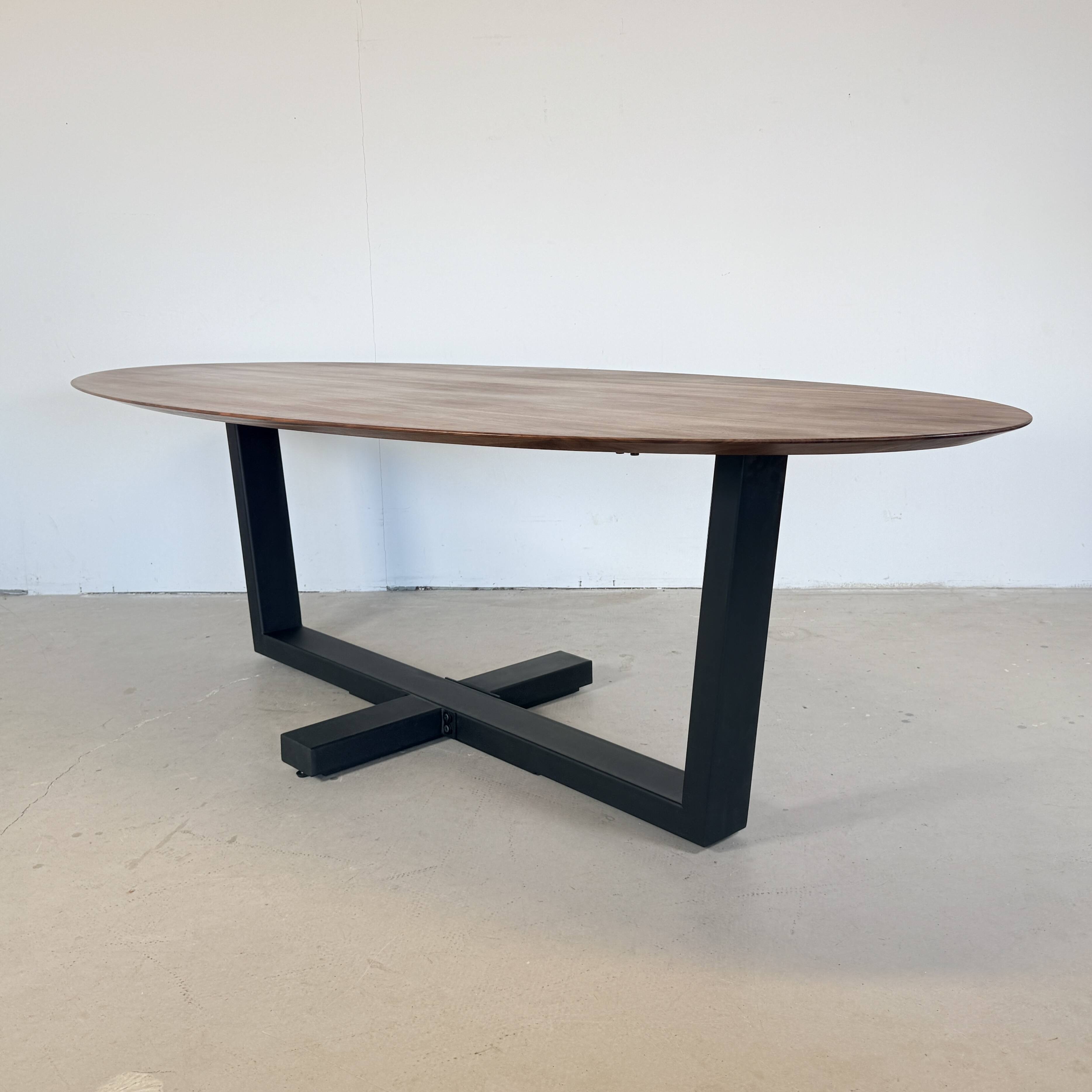 Table à manger ovale en noyer massif 260x120 - Bert Plantagie