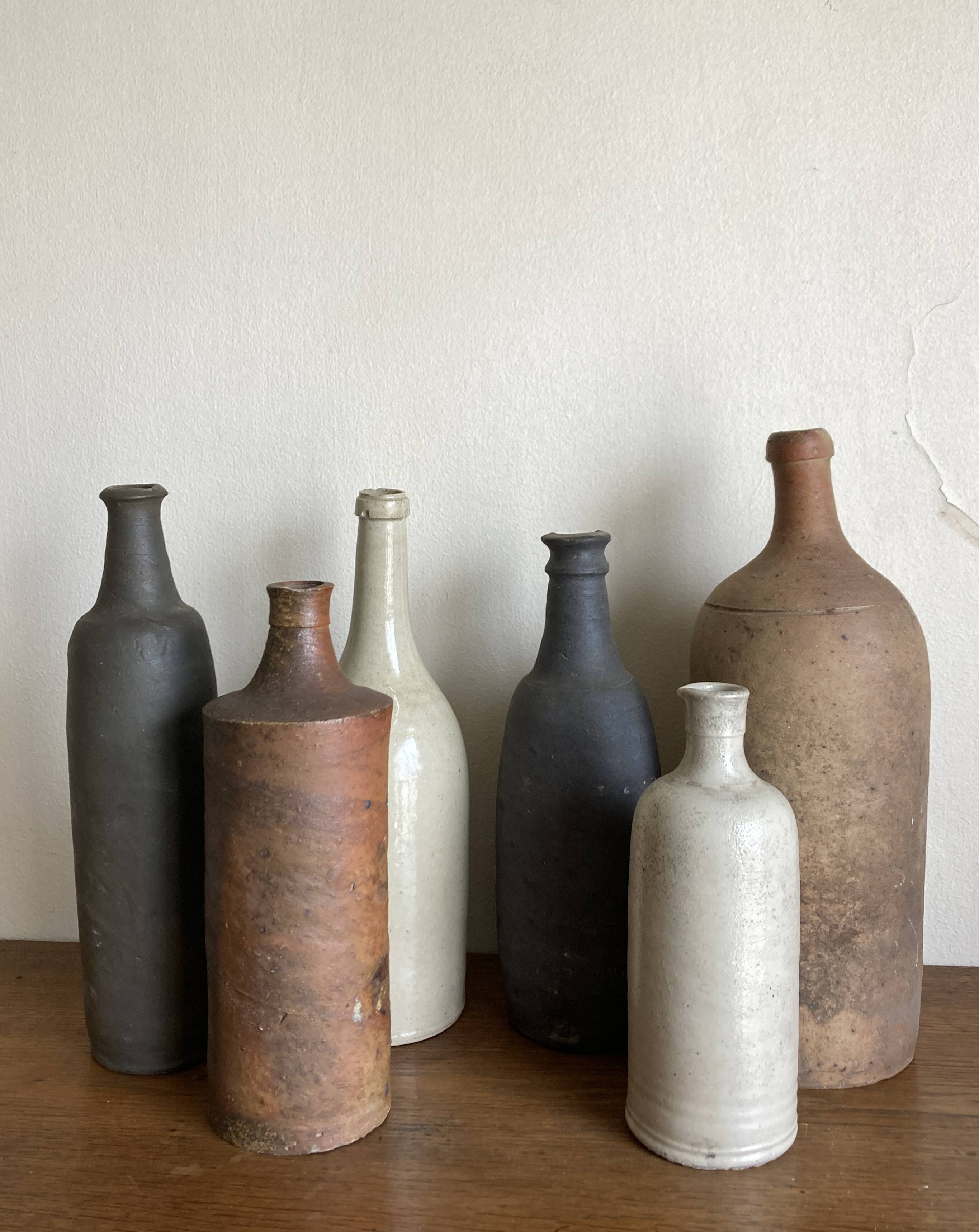 Set de 6 bouteilles de grès et terre cuite 1900-1930