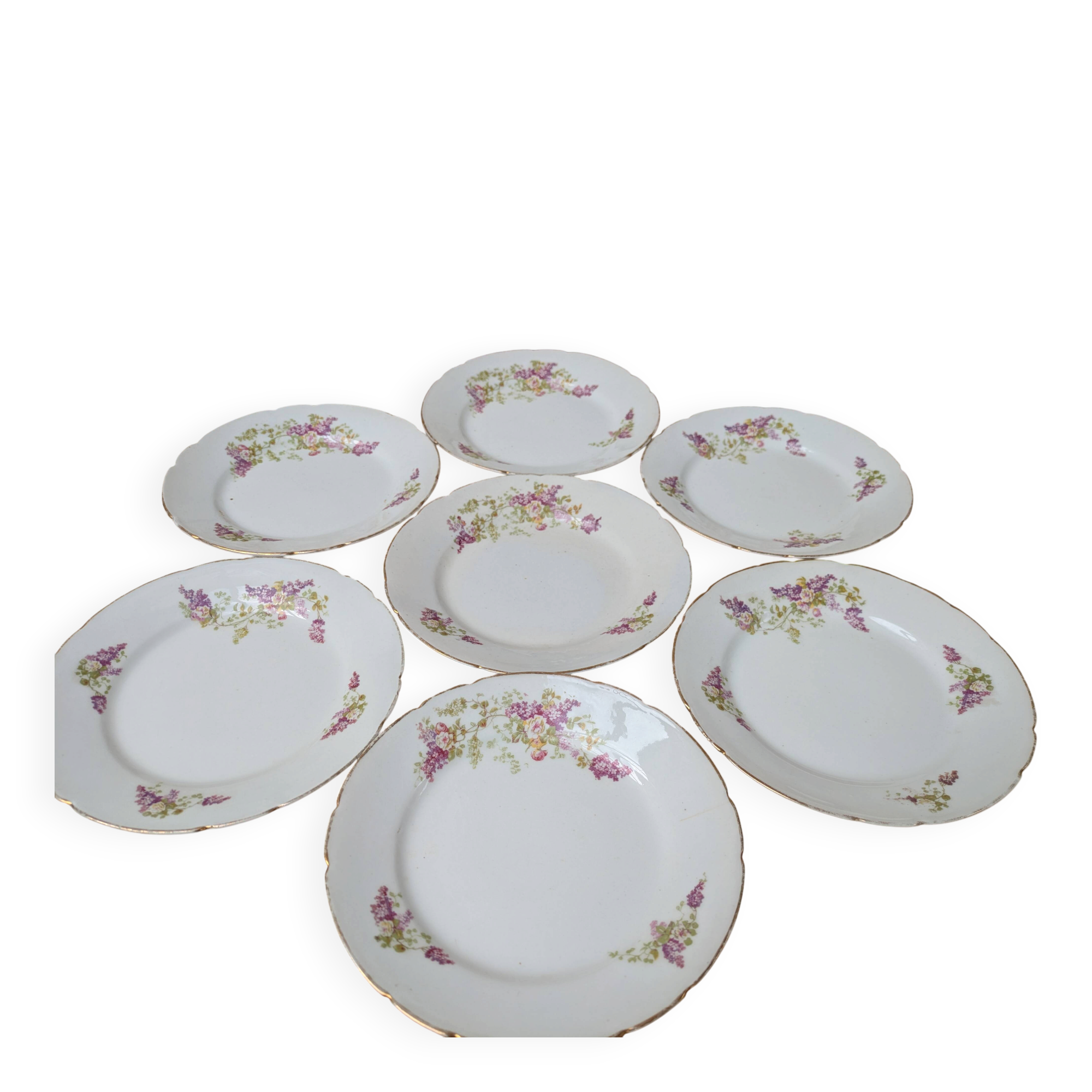 7 dessert plates in porcelain with a violet lilac design and a gold rim.