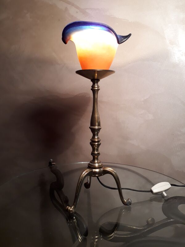 Lampe tripode bronze doré, tulipe pate de verre orange et bleu