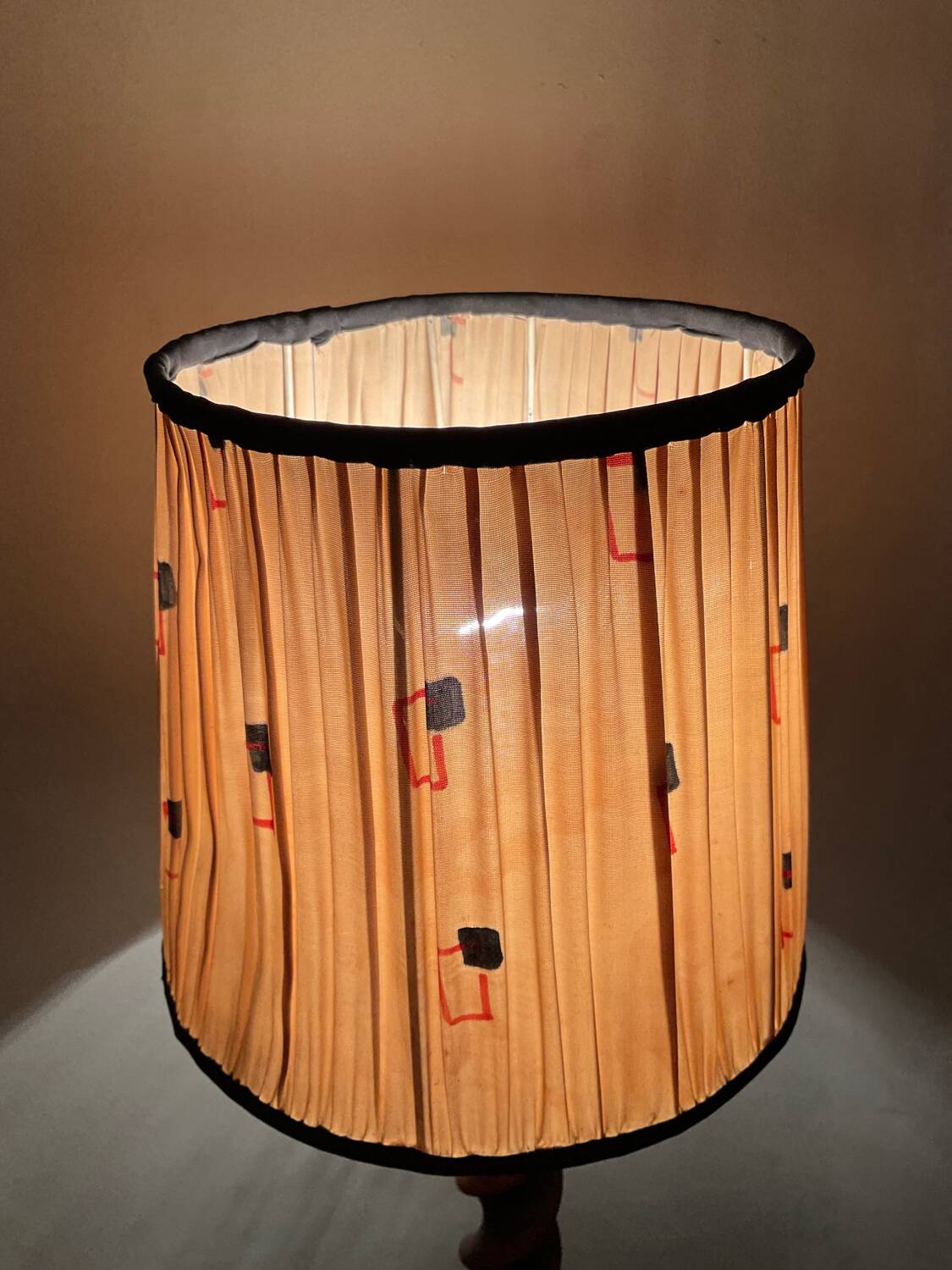Vintage lamp in turned wood and silk