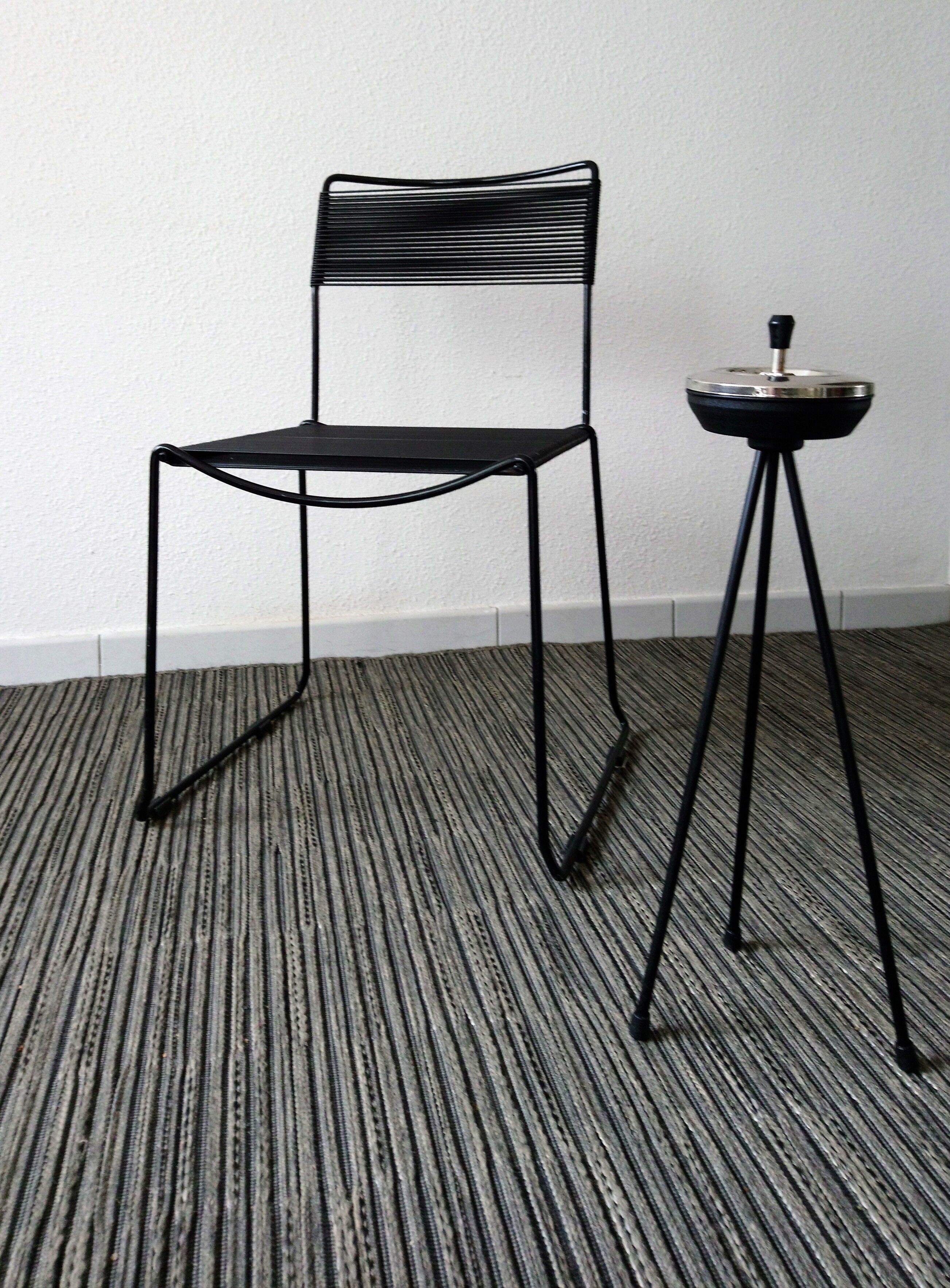 Paire de chaises spaghetti scoubidou noires années 70