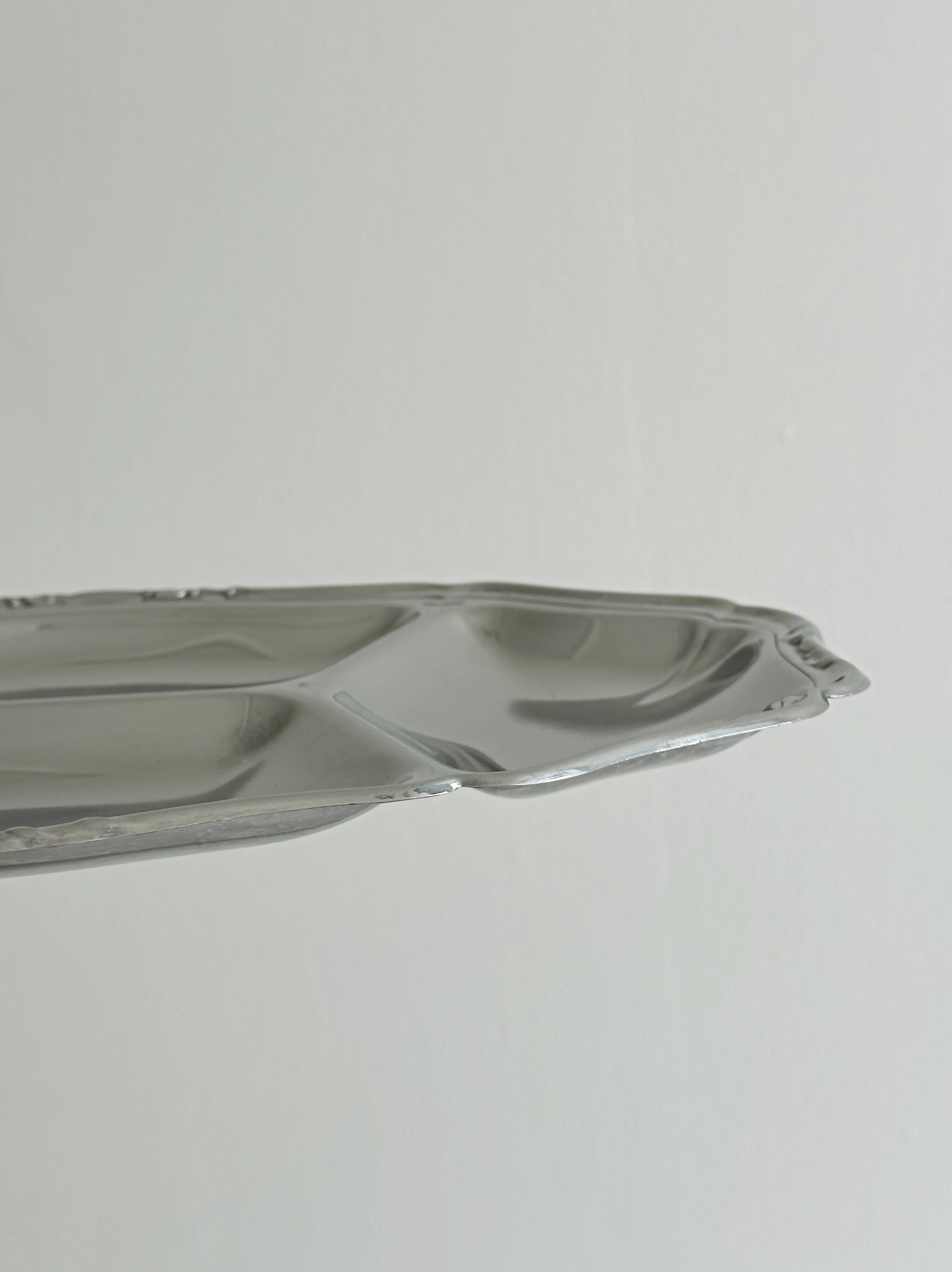 Dish with 4 compartments