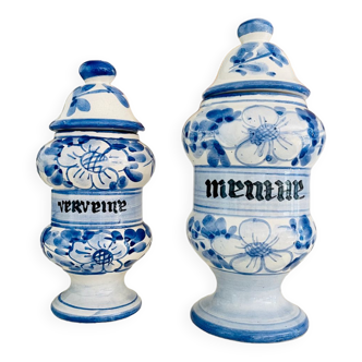 Lot de deux pots d’apothicaire céramique peinte vintage