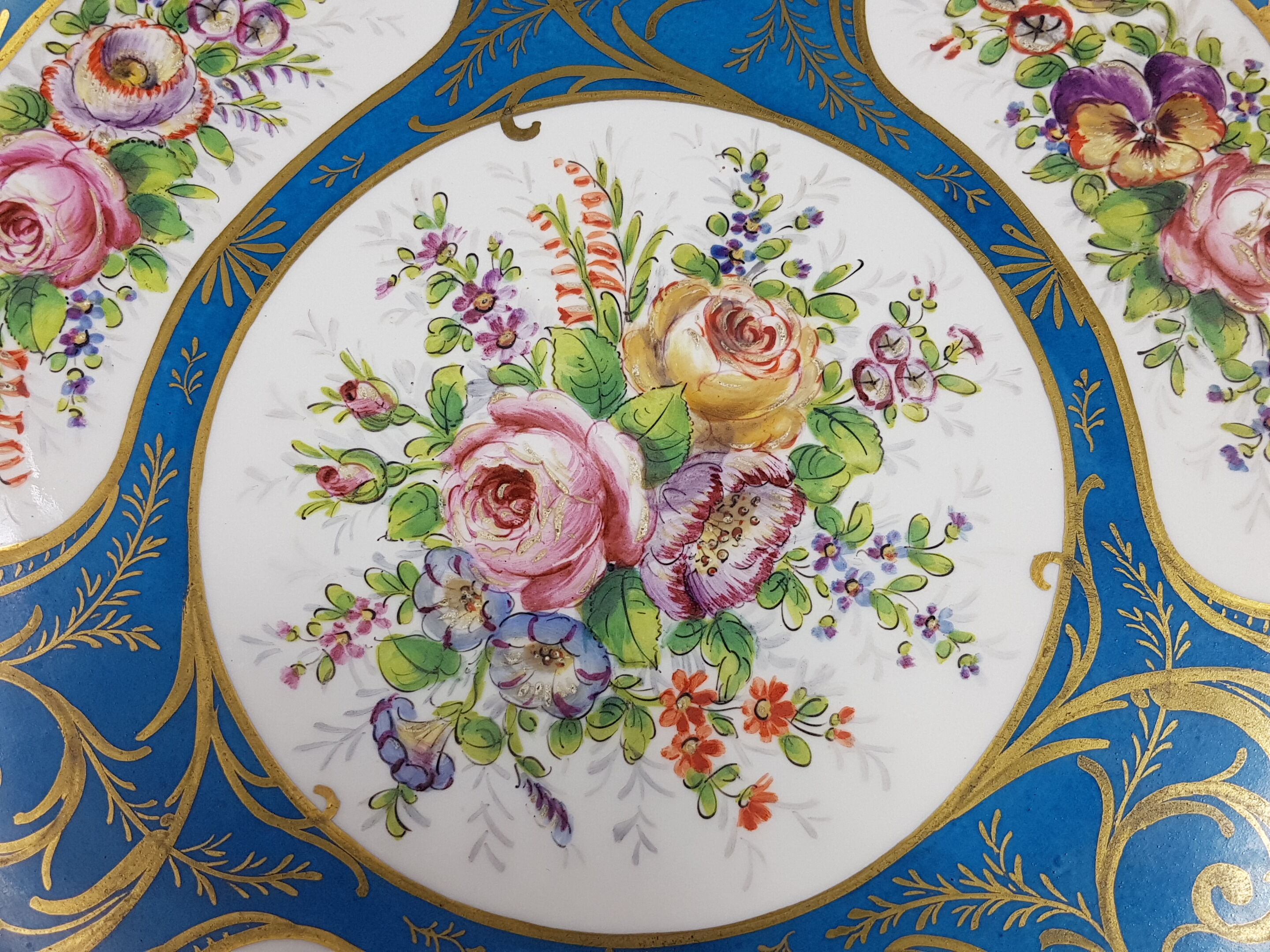 Flat porcelain beautiful floral decoration brand apocrypha of Sèvres BS