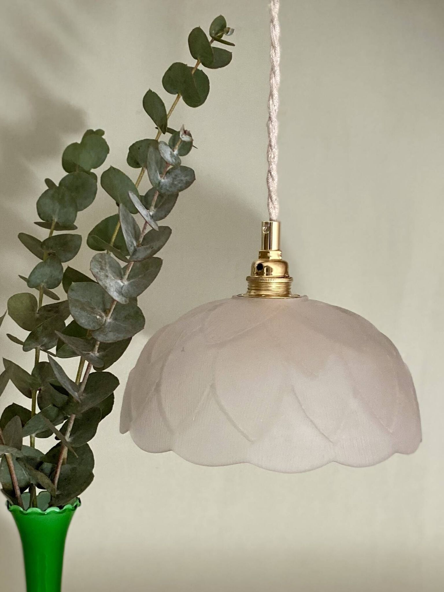Suspension vintage motif fleur en verre dépoli