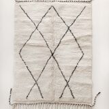 Moroccan Berber carpet Beni ouarain ecru with black diamonds 162x108cm