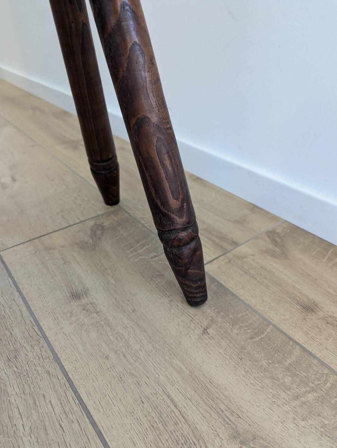 Tabouret tripode en bois