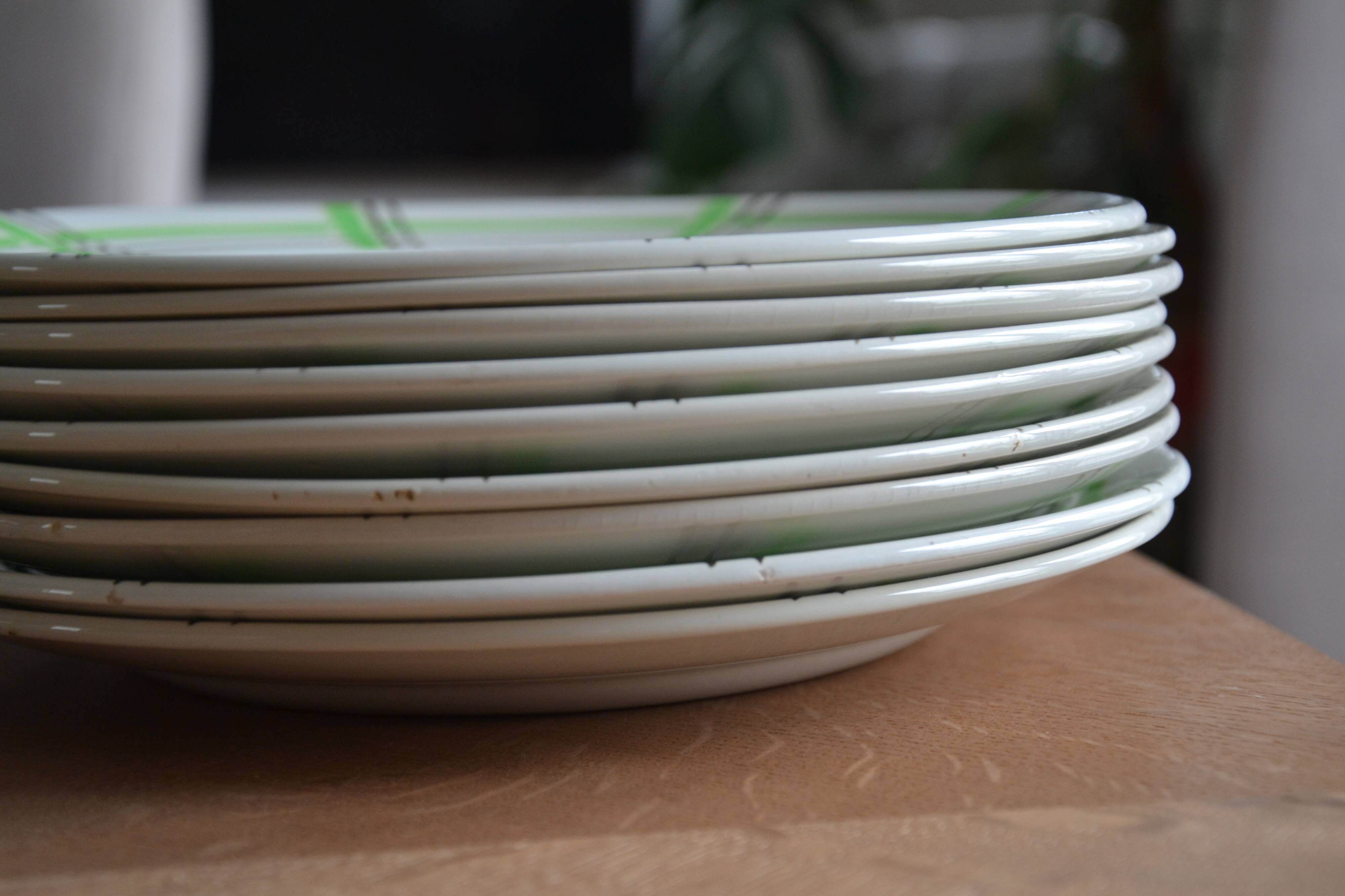 9 assiettes plates  à carreaux ceranord St Amand