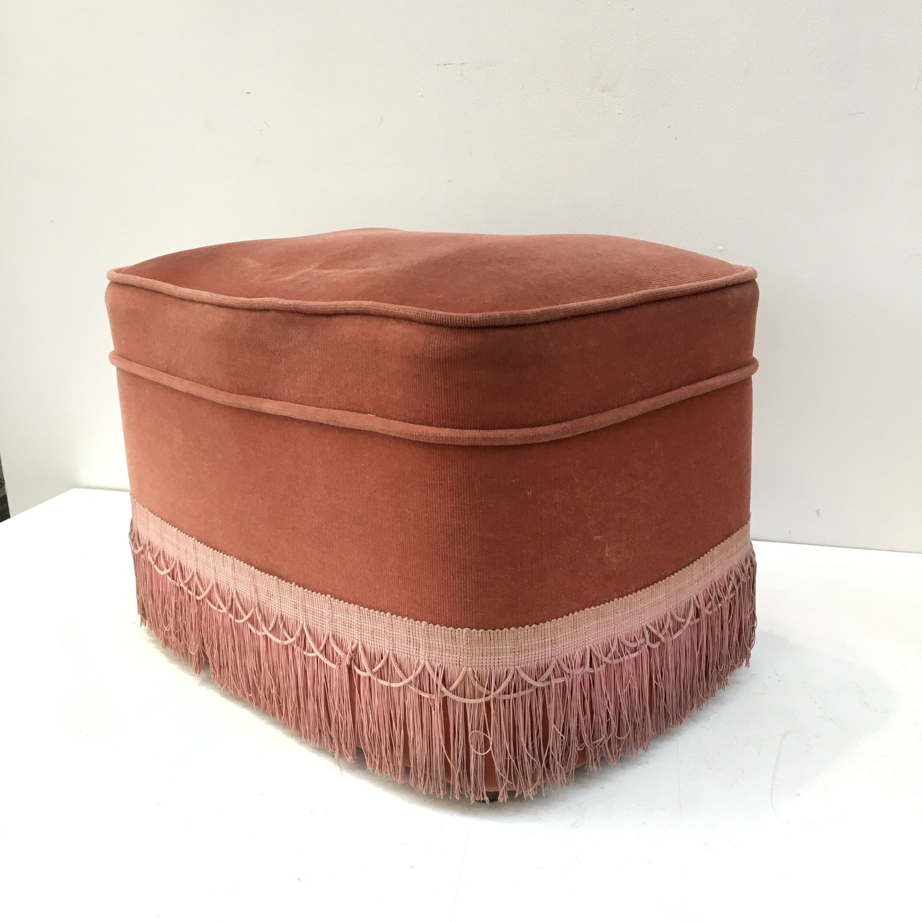 Velvet pouf in old pink color with fringes