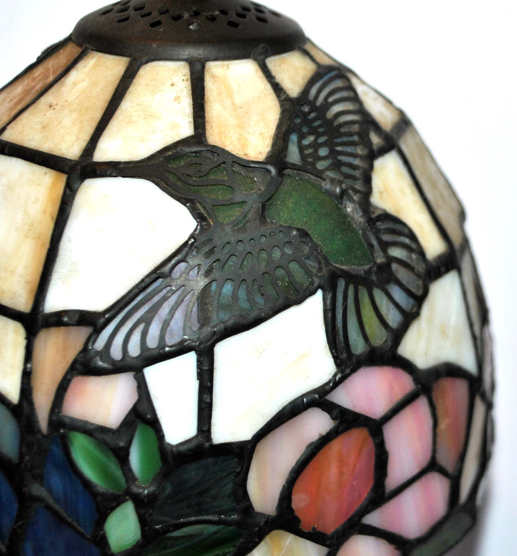 Vintage "hummingbird bird" tiffany style table lamp in stained glass paste window - late 20th century.