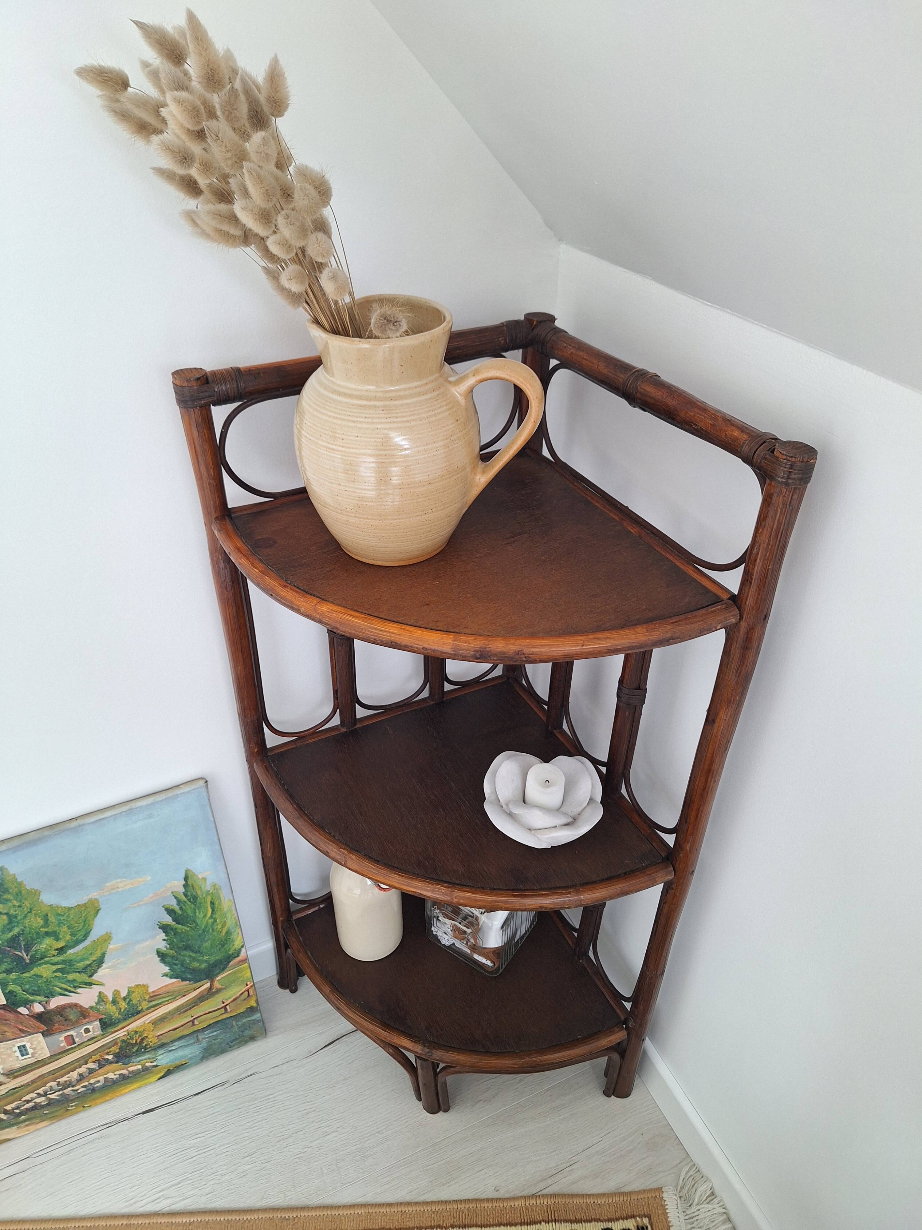 Etagère d'angle en rotin