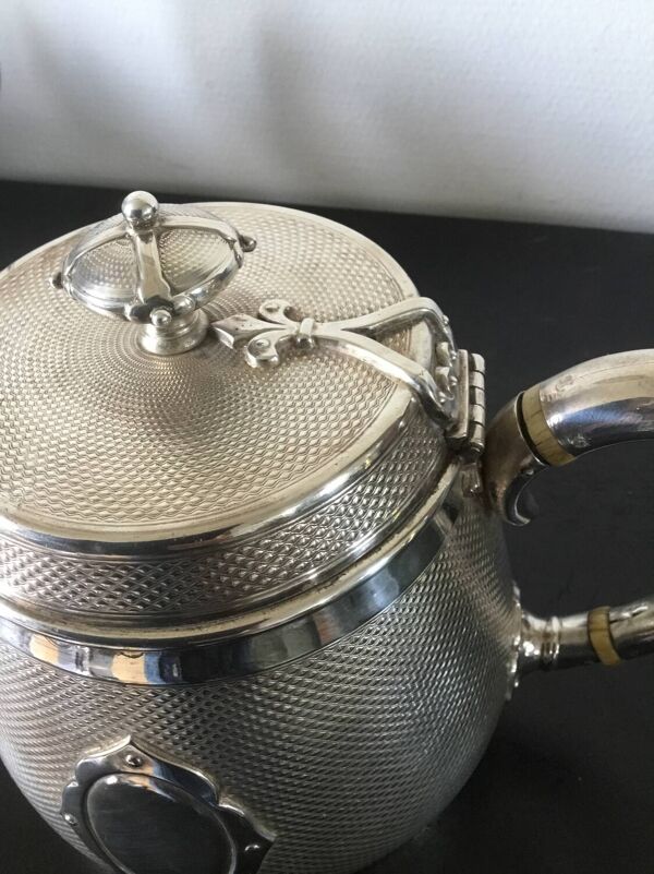 Lot de théières et pot à lait