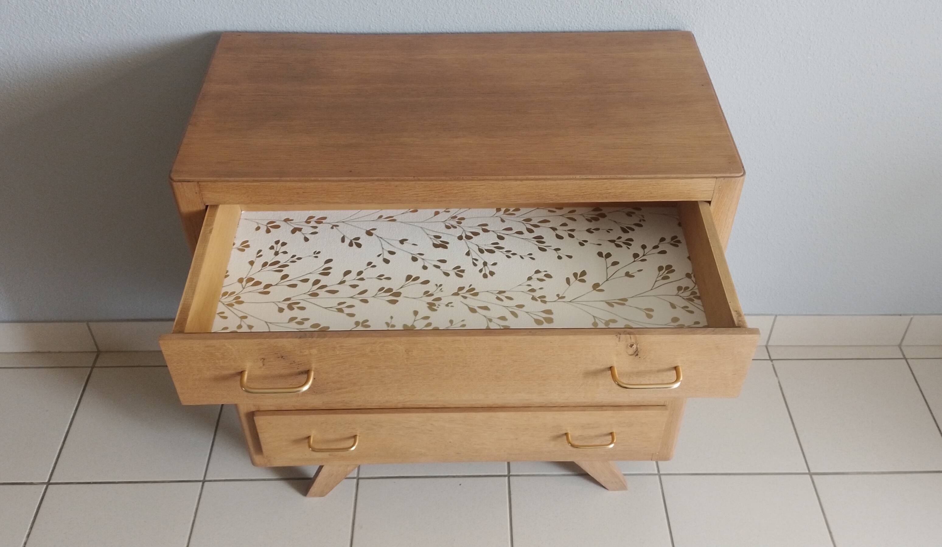 Oak chest of drawers