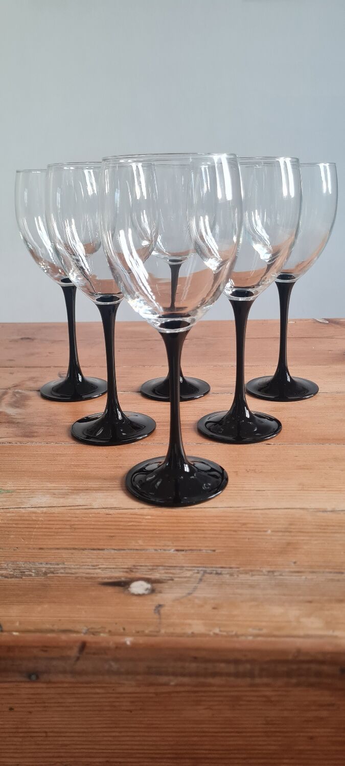 Set of 6 Luminarc wine glasses