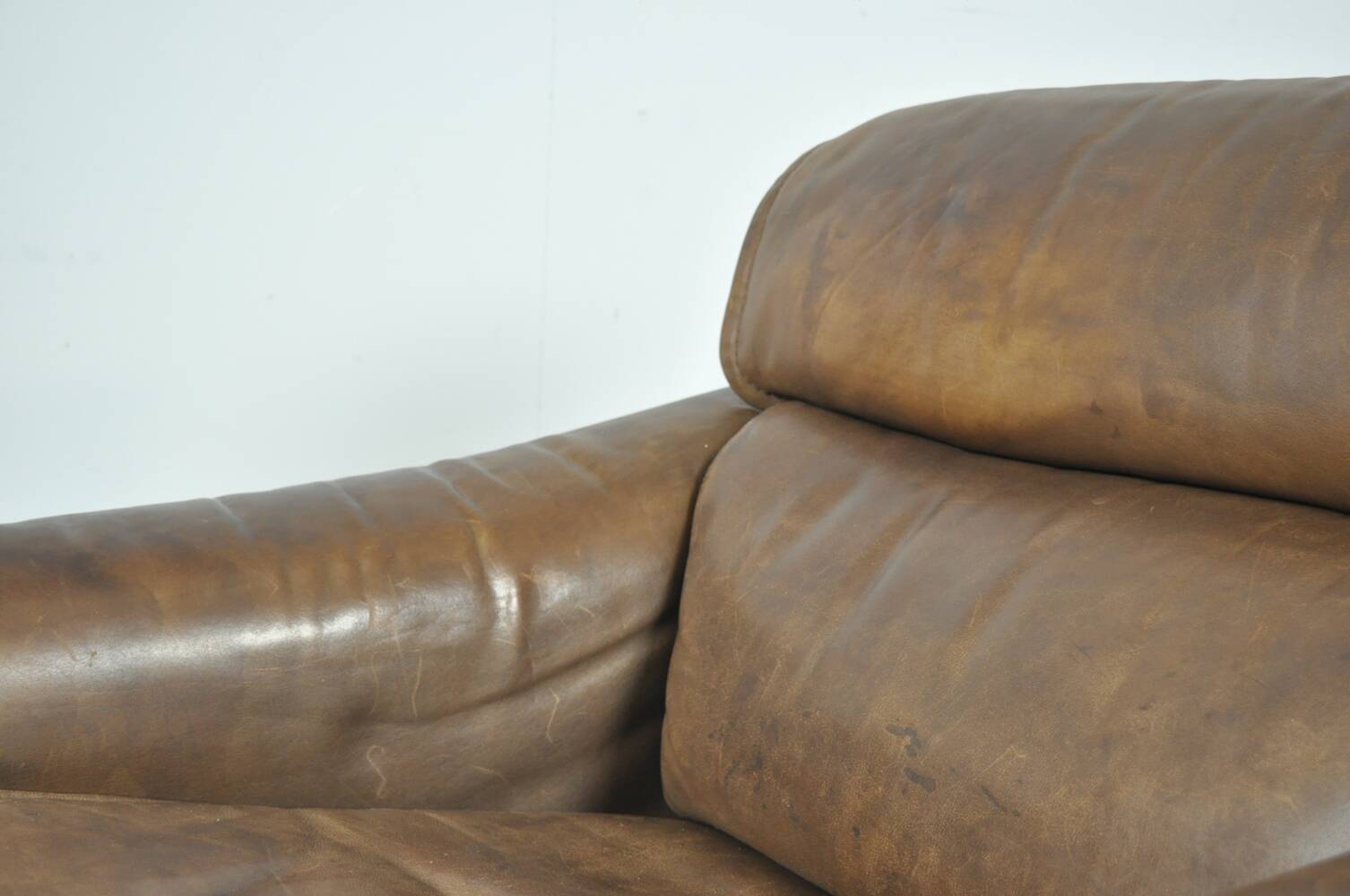Buffalo leather vintage brutalist armchair by hugo de ruiter, leolux, 1970s