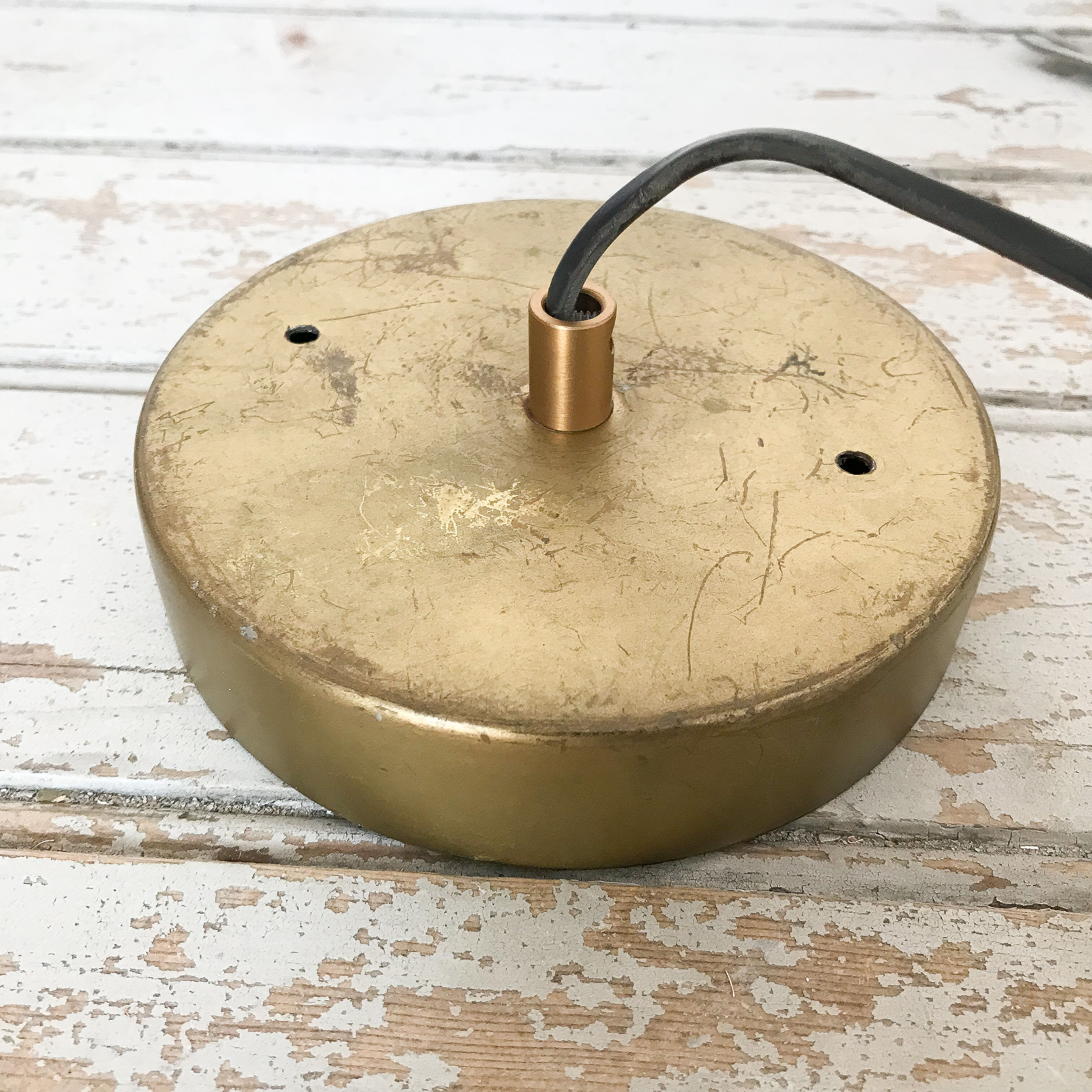 Pear-shaped gold wired suspension