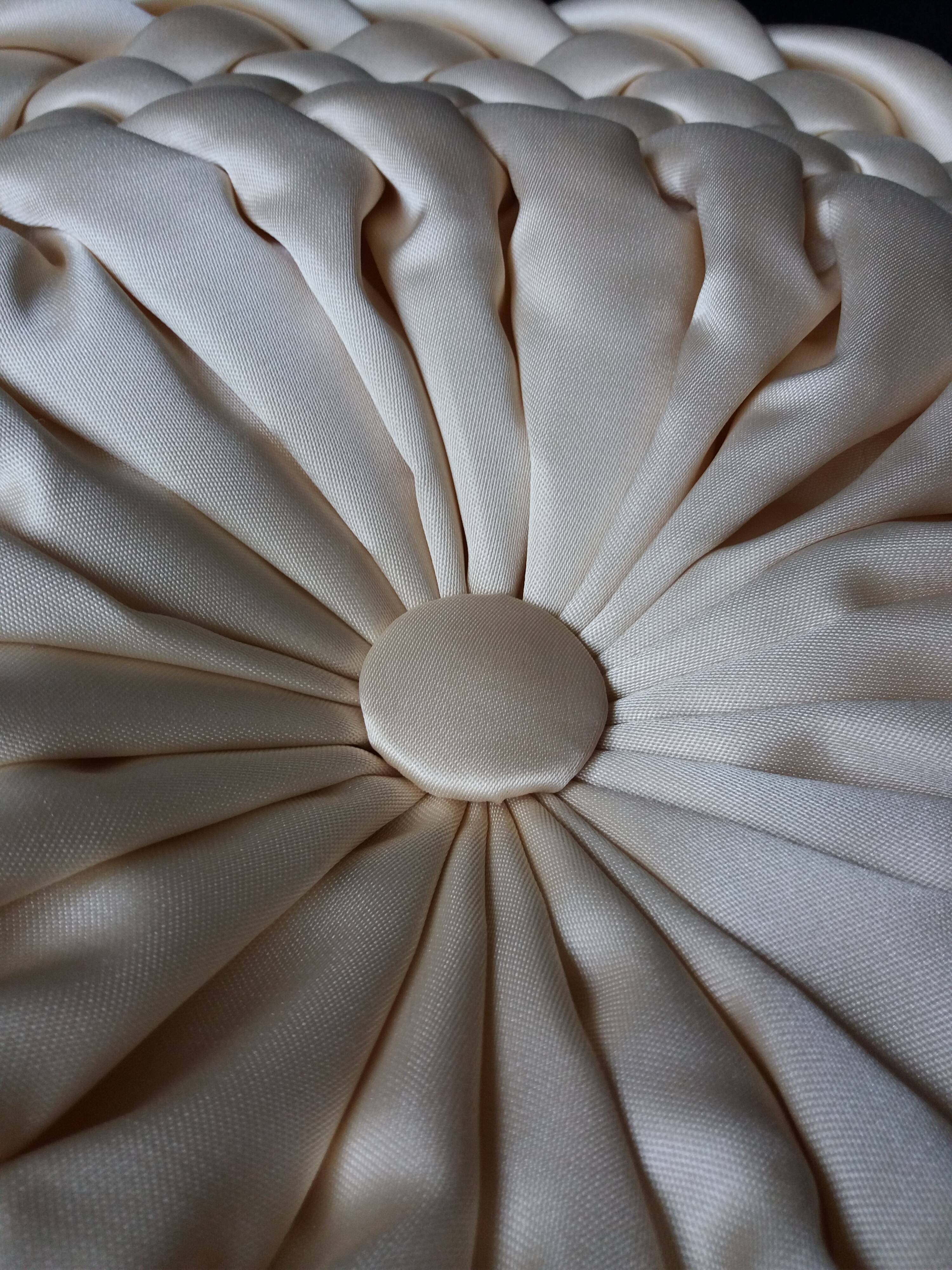 Coussin rond tissu satiné plissé diametre 39 cm