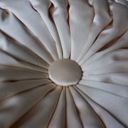 Coussin rond tissu satiné plissé diametre 39 cm