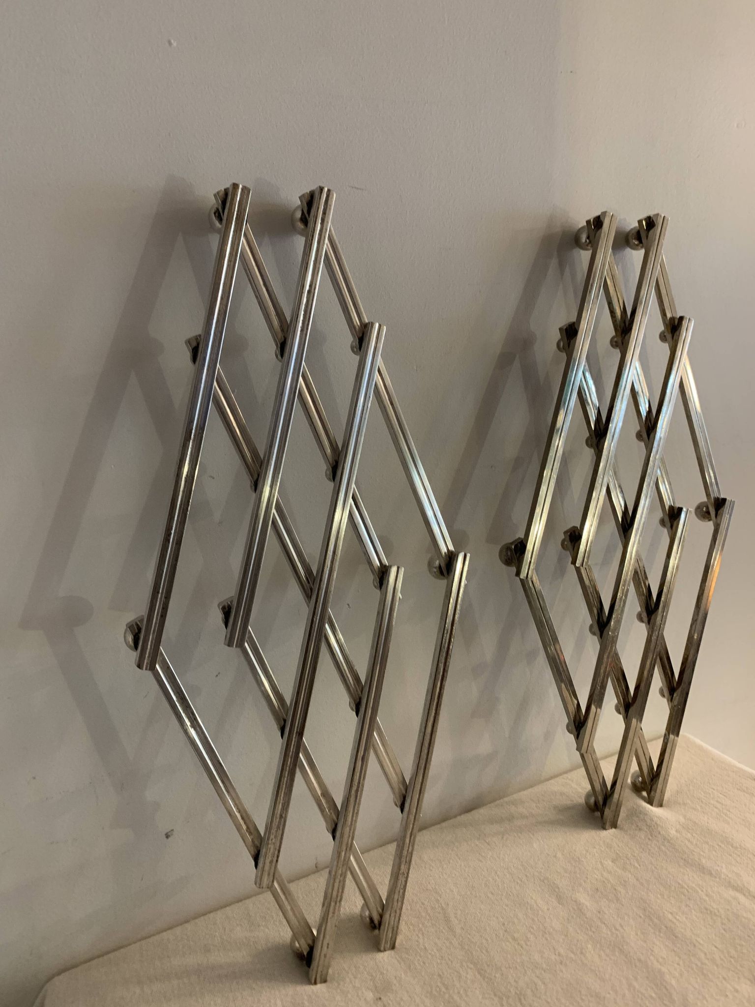 Paire de dessous de plat anciens extensibles métal argenté 1940