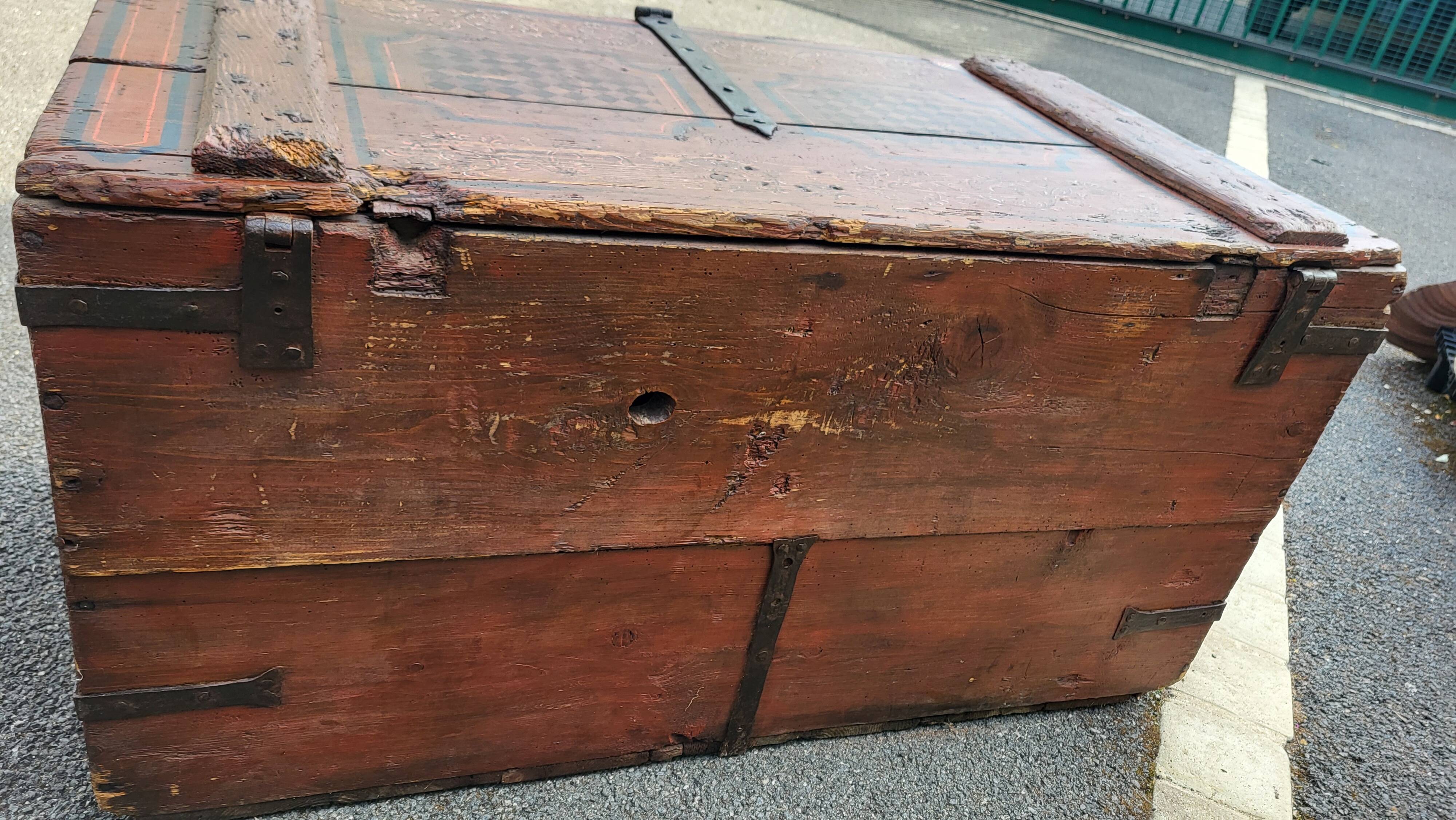 Coffre de mariage ancien en bois peint XIXème