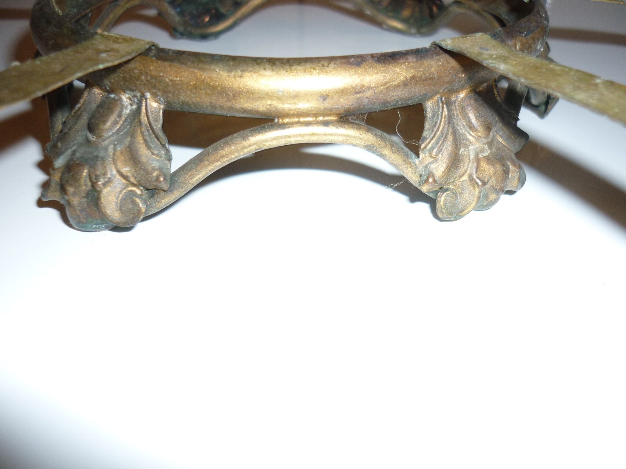 Ceramic plate underside on bronze stand