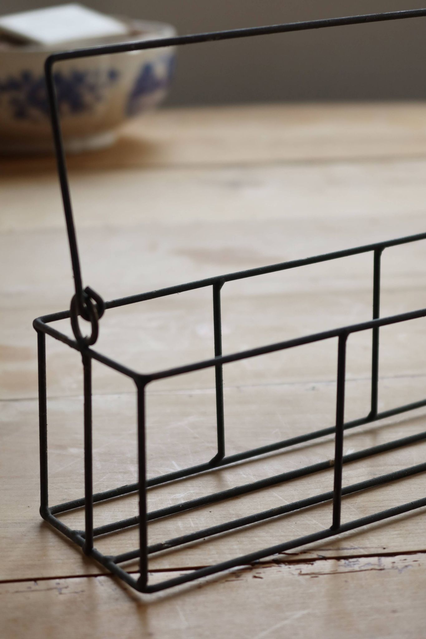 Panier rectangulaire en métal à structure filaire, doté d’une anse mobile e