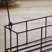 Panier rectangulaire en métal à structure filaire, doté d’une anse mobile e
