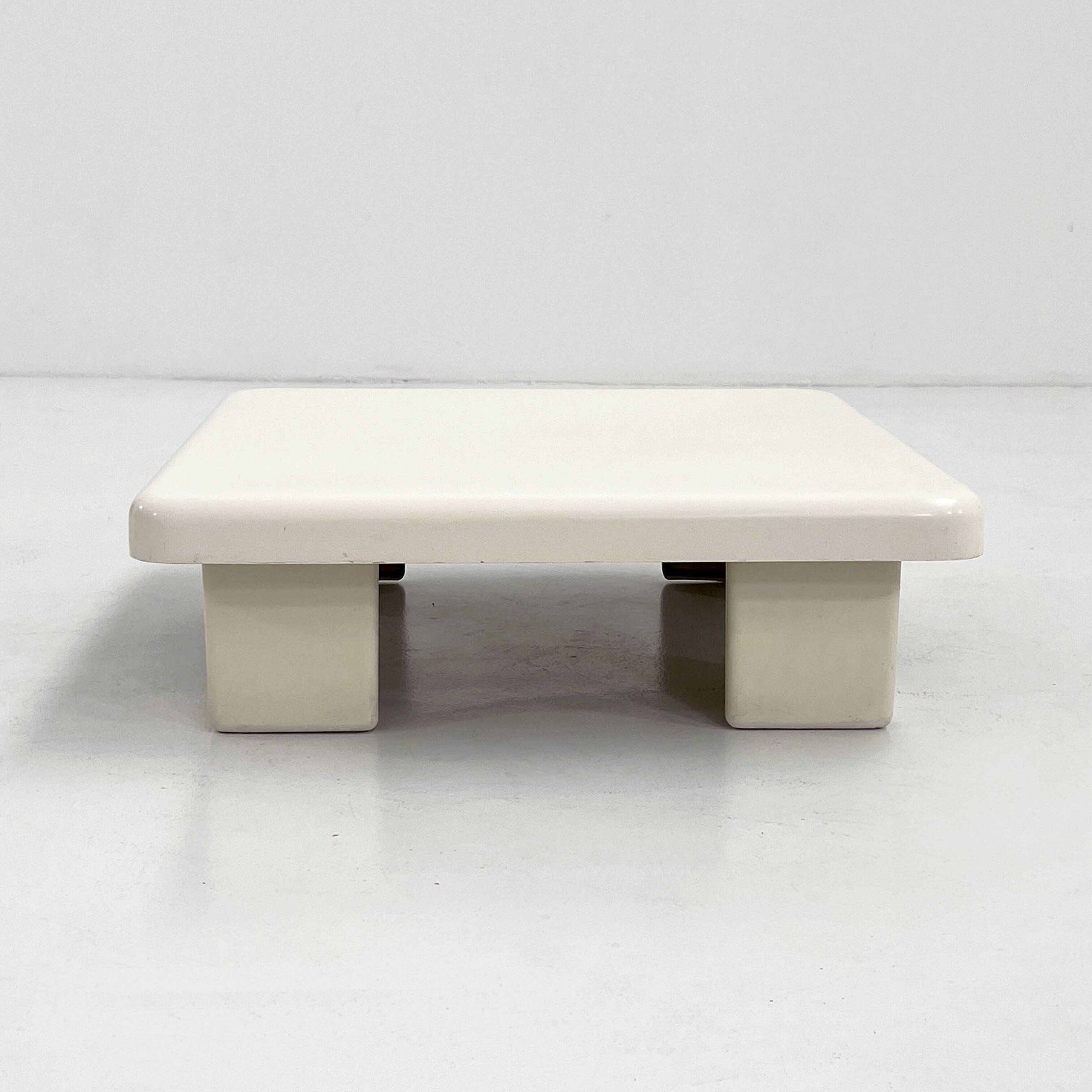 Table d'appoint en fibre de verre Saporiti, 1970