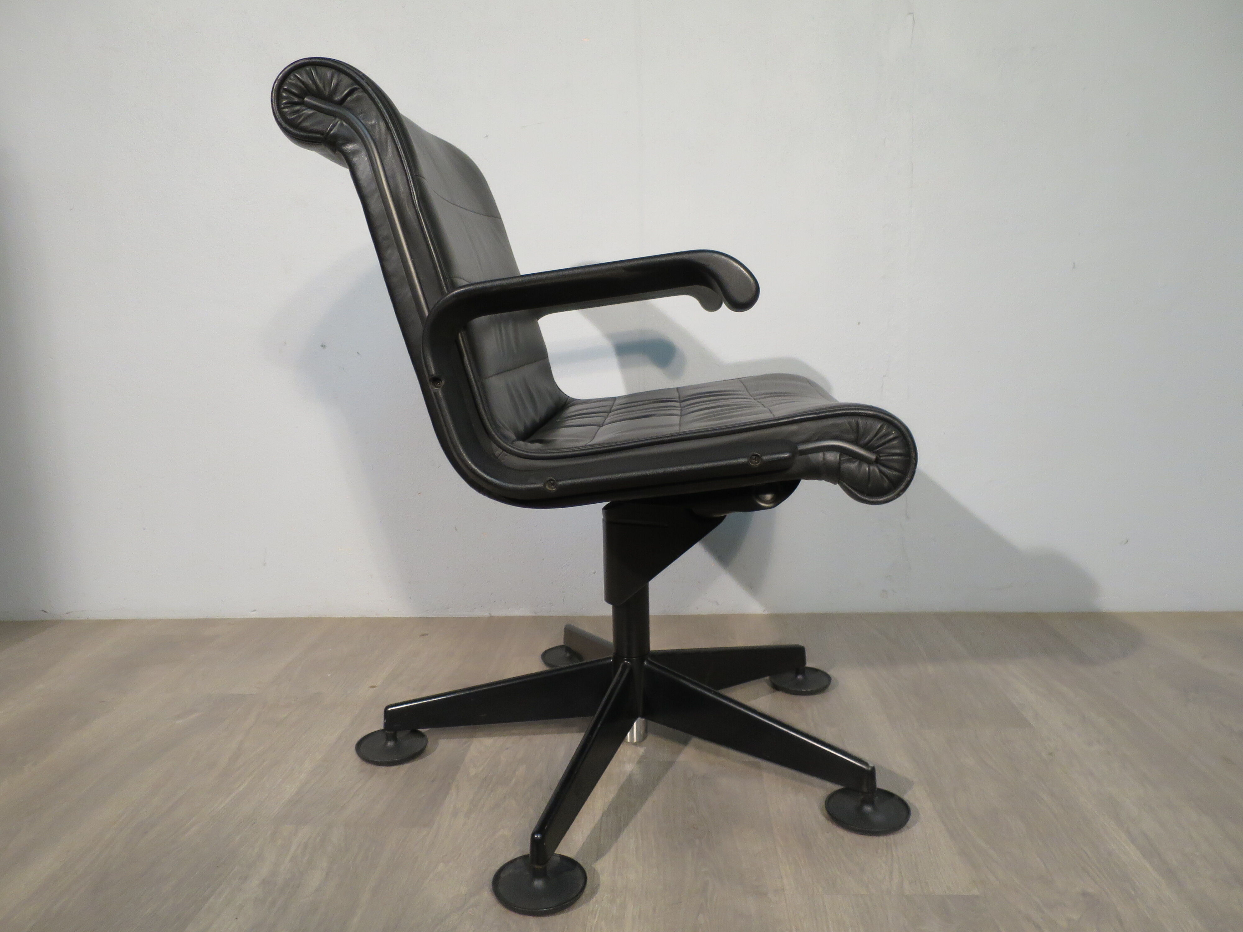 Sapper armchair edited by Knoll