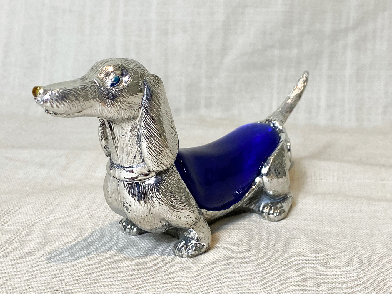 Teckel en métal et résine. 13*7 cm. Très bon état