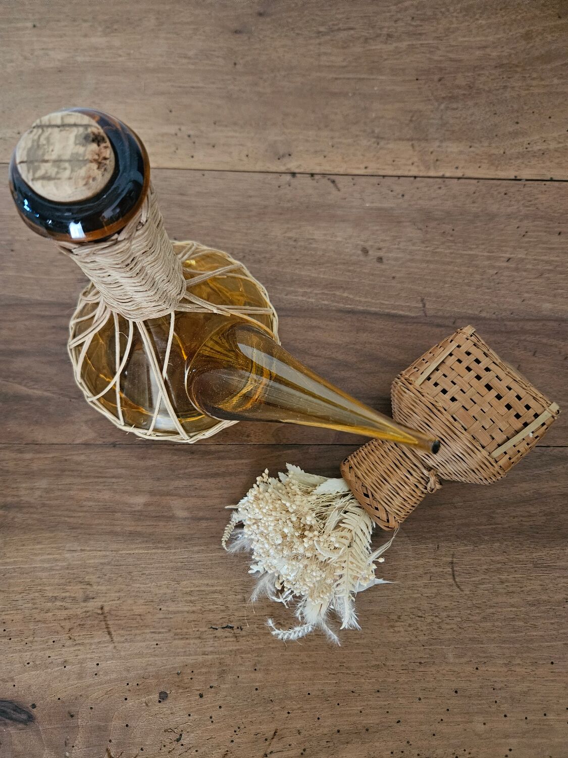 Catalan bottle in amber glass and wicker
