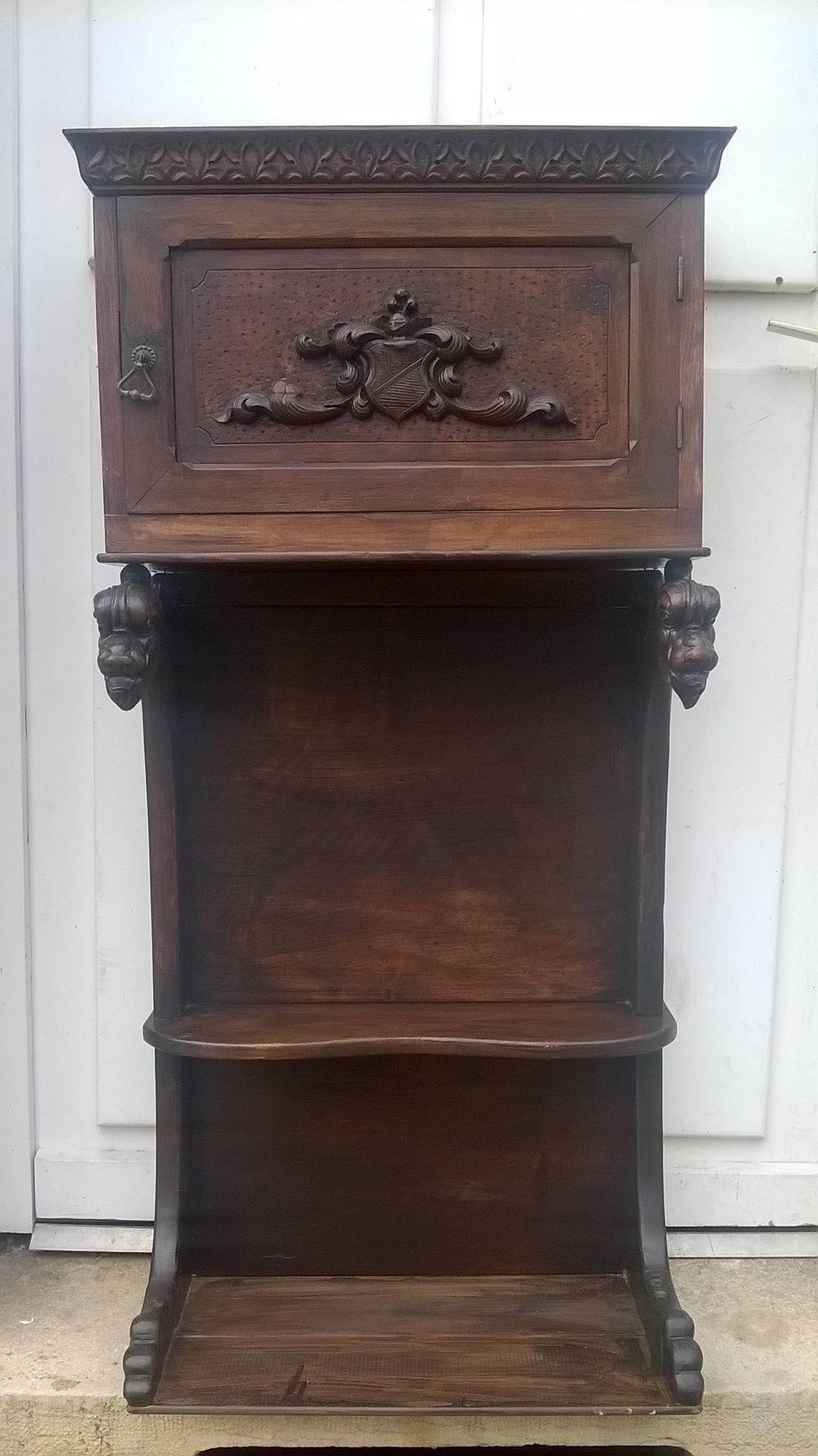 Meuble étagère sculpté