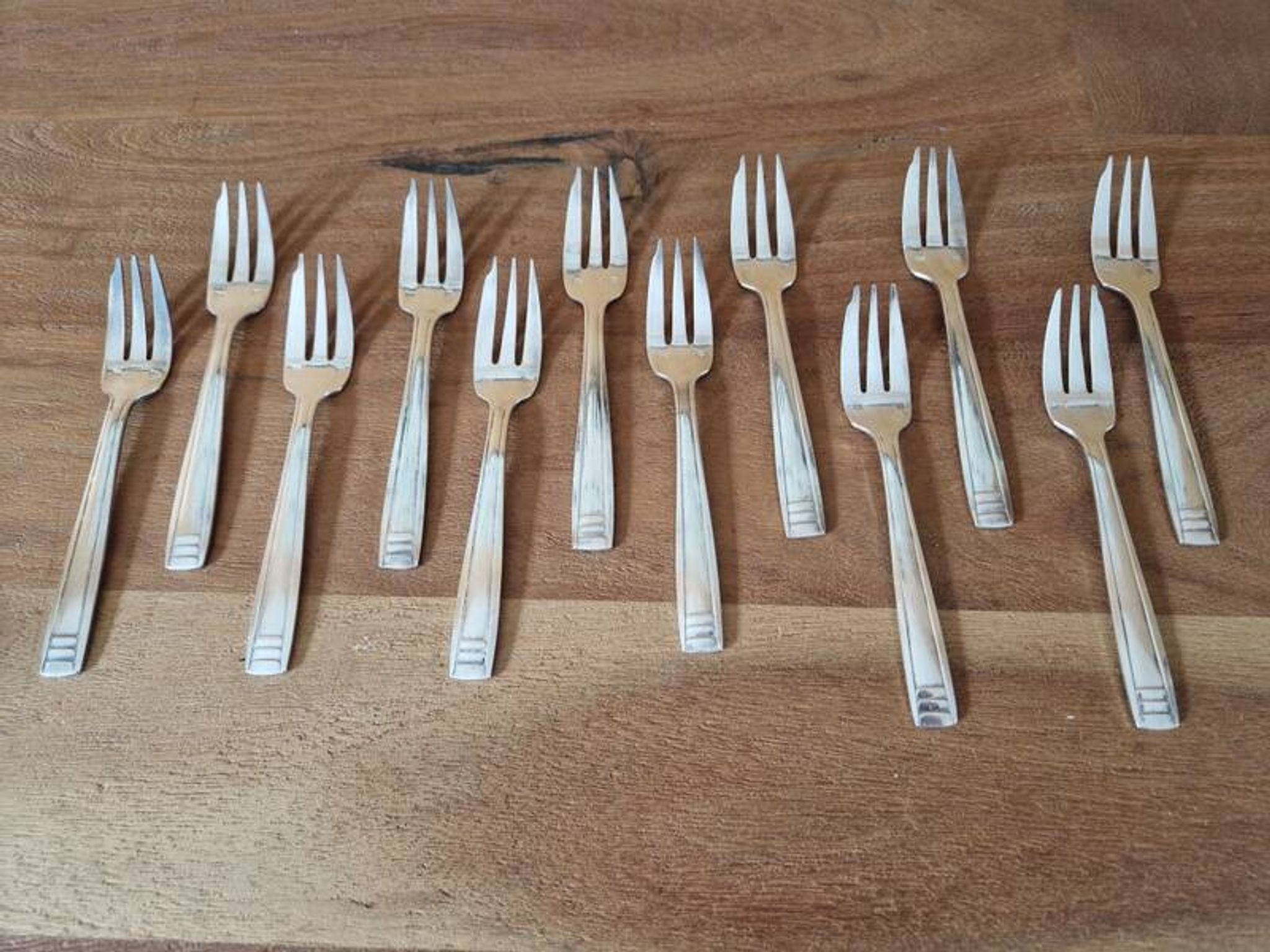 Cailar Bayard Série de 12 fourchettes à desserts en métal argenté Art Déco